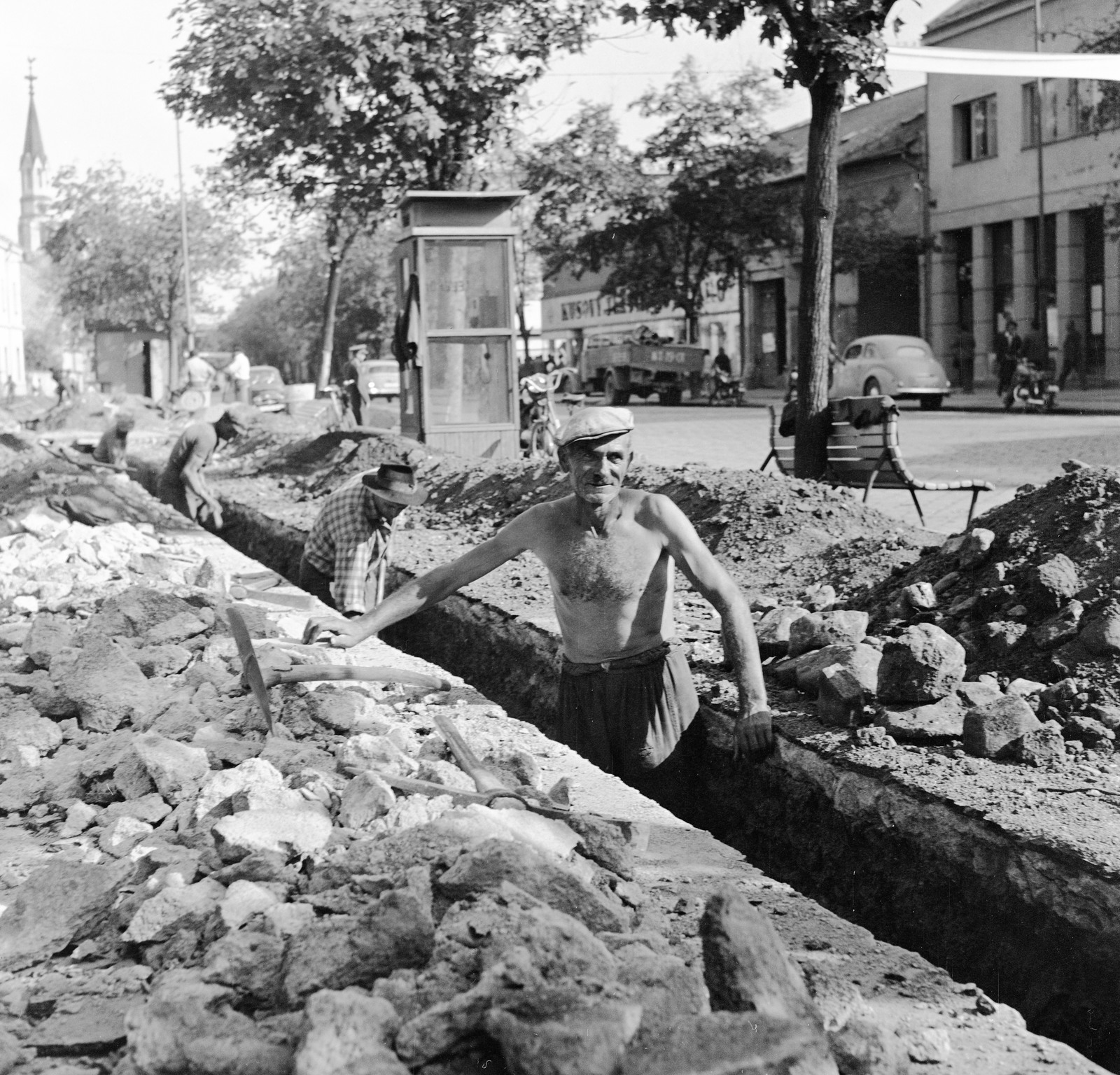 Szlovákia, Losonc, ulica Tomása Garrigue Masaryka a református templom felé nézve., 1959, Zsanda Zsolt, Vajszada Károly, portré, Csehszlovákia, telefonfülke, útépítés, Fortepan #53877