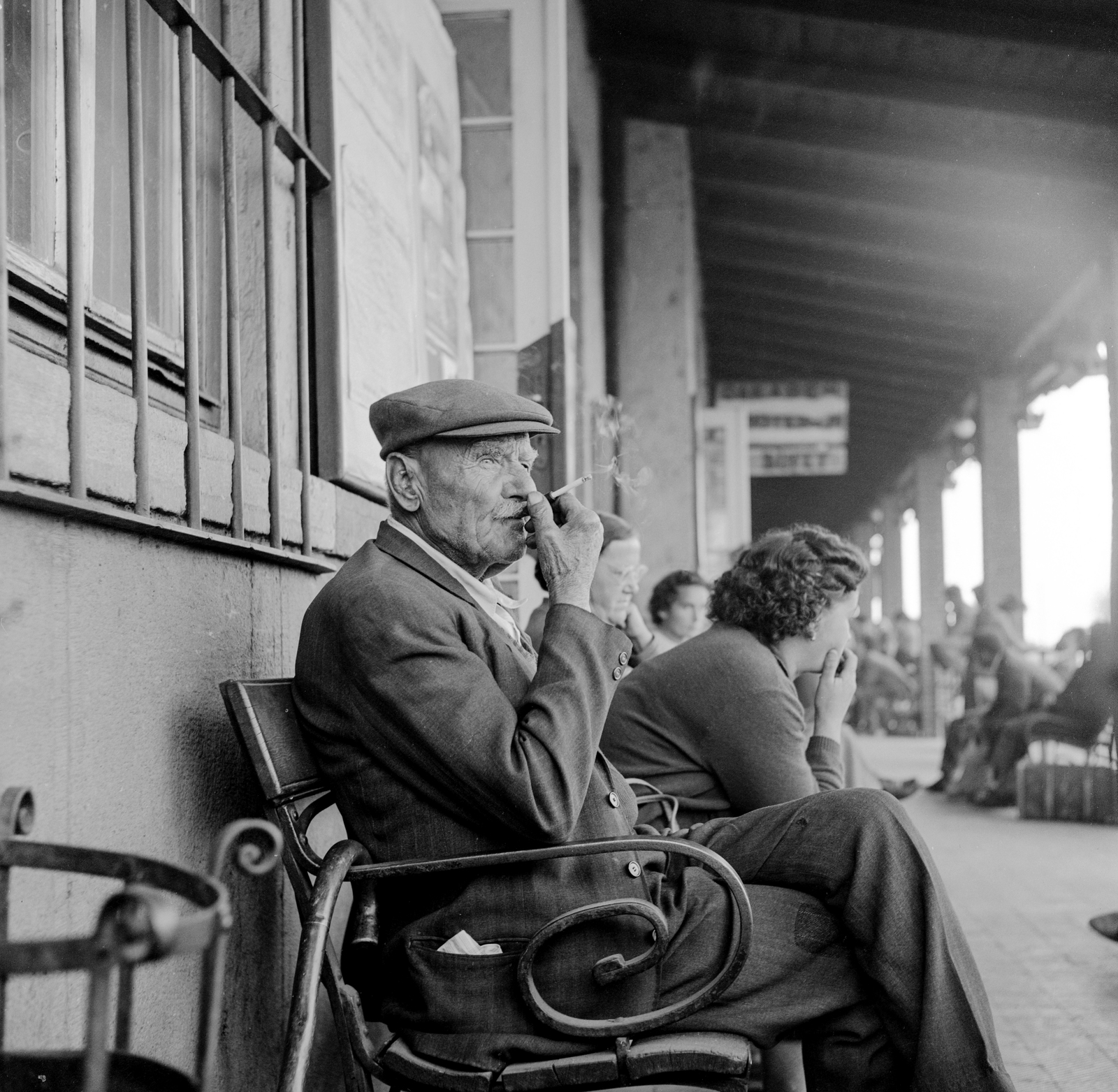 Slovakia, Lučenec, vasútállomás., 1959, Zsanda Zsolt, Vajszada Károly, Czechoslovakia, cigarette, smoking, bench, train station, old person, Fortepan #53880