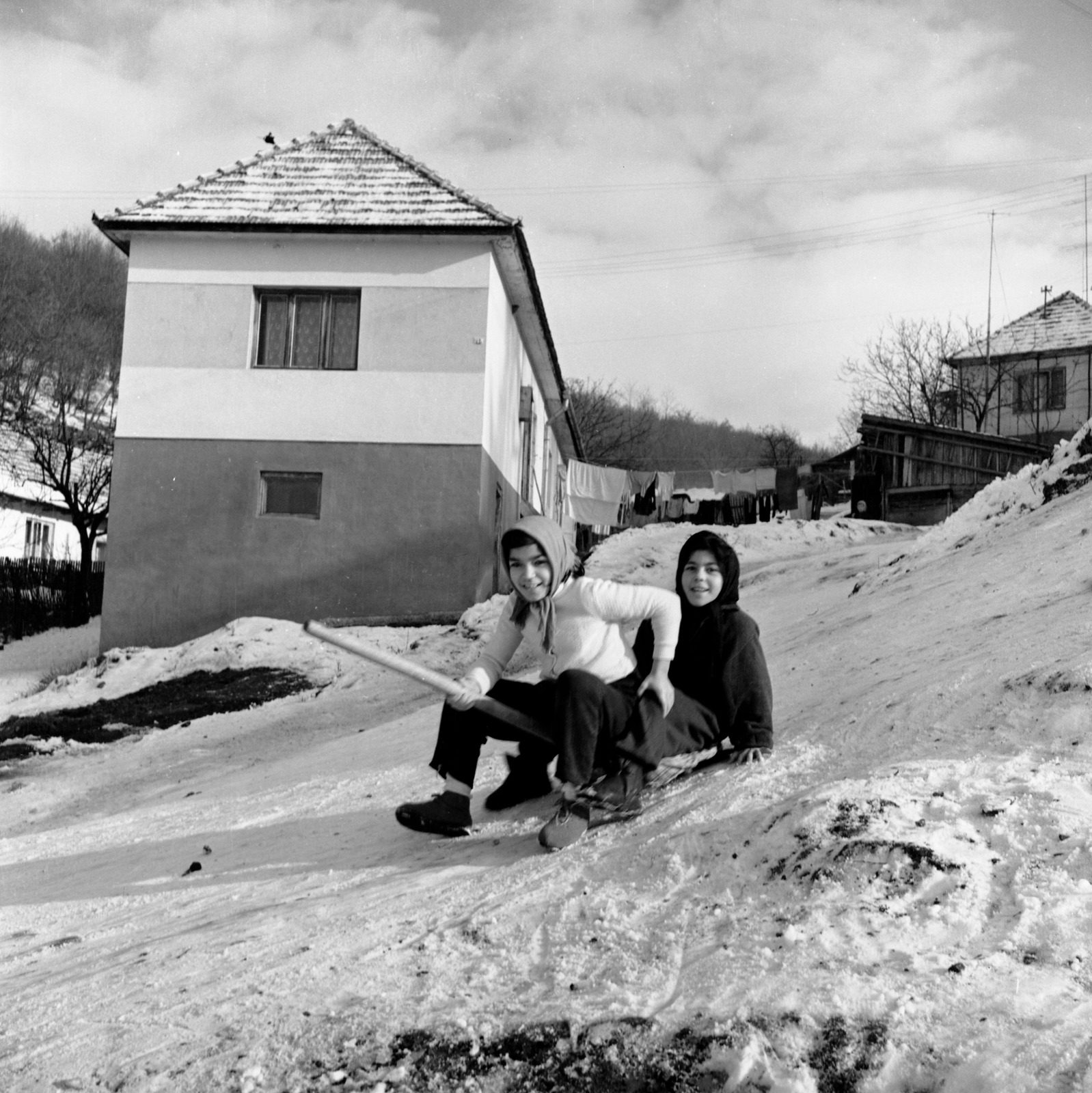 Slovakia, Poltár, ulica Revolučná., 1959, Zsanda Zsolt, Vajszada Károly, winter, snow, snow shovel, Fortepan #53884