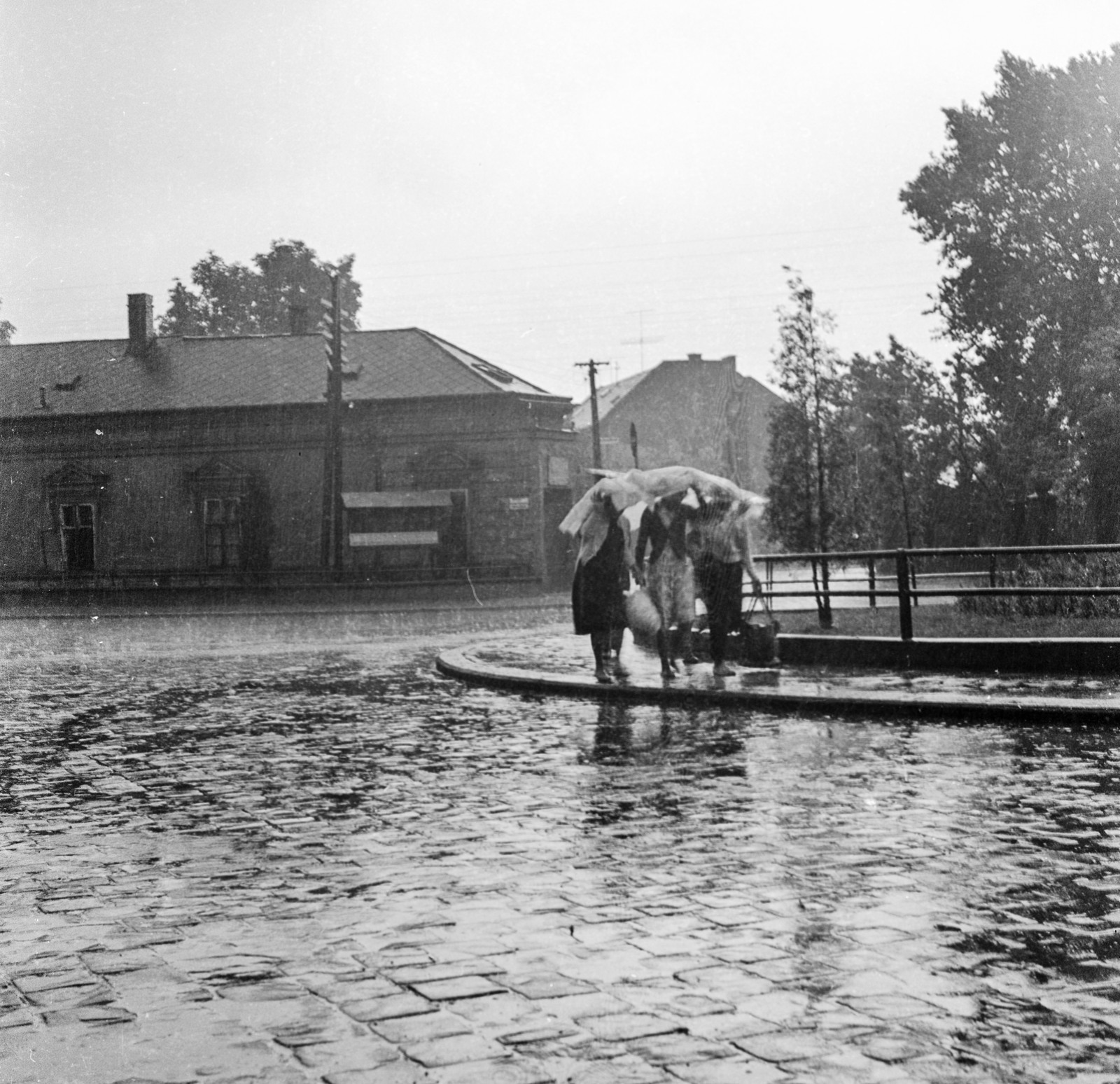 Slovakia, Lučenec, ulica Kapitána Nálepku a vasútállomásnál., 1959, Zsanda Zsolt, Vajszada Károly, Czechoslovakia, cobblestones, train station, rain, Fortepan #53897