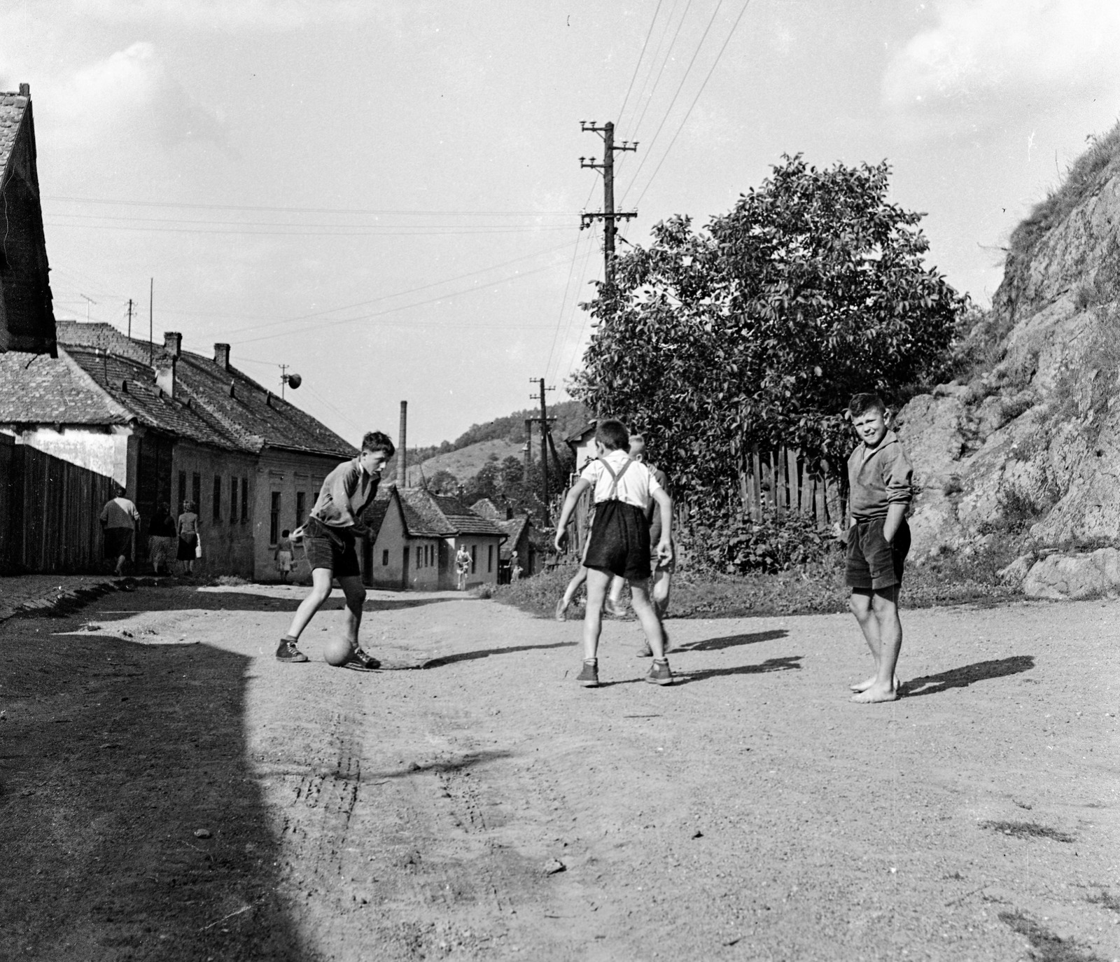 Slovakia, Fiľakovo, ulica Podhradska (Várfelső utca)., 1959, Zsanda Zsolt, Vajszada Károly, Czechoslovakia, football, soccer ball, Fortepan #53902