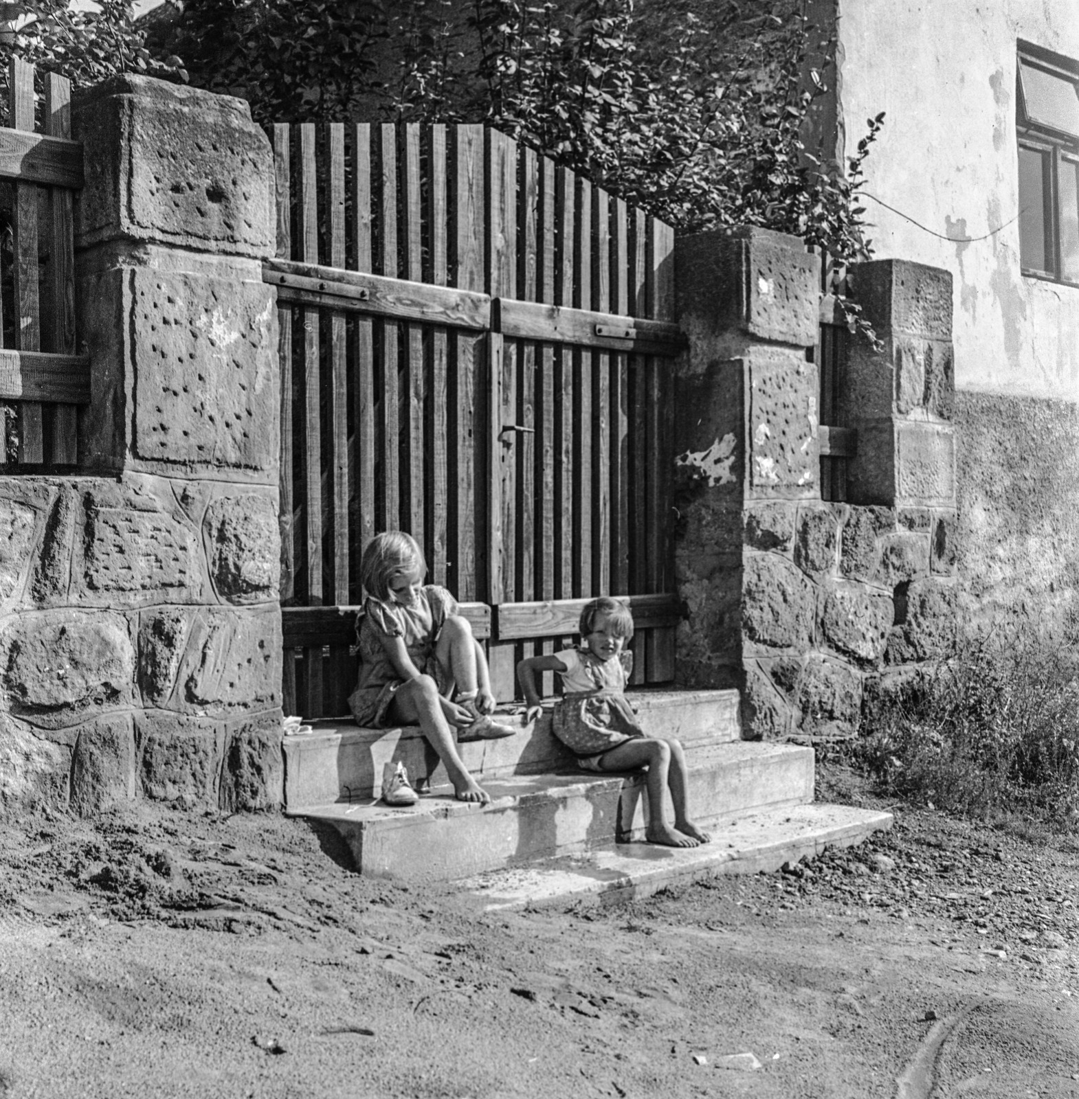 Slovakia, Fiľakovo, ulica Podhradska (Várfelső utca)., 1959, Zsanda Zsolt, Vajszada Károly, gate, Fortepan #53903