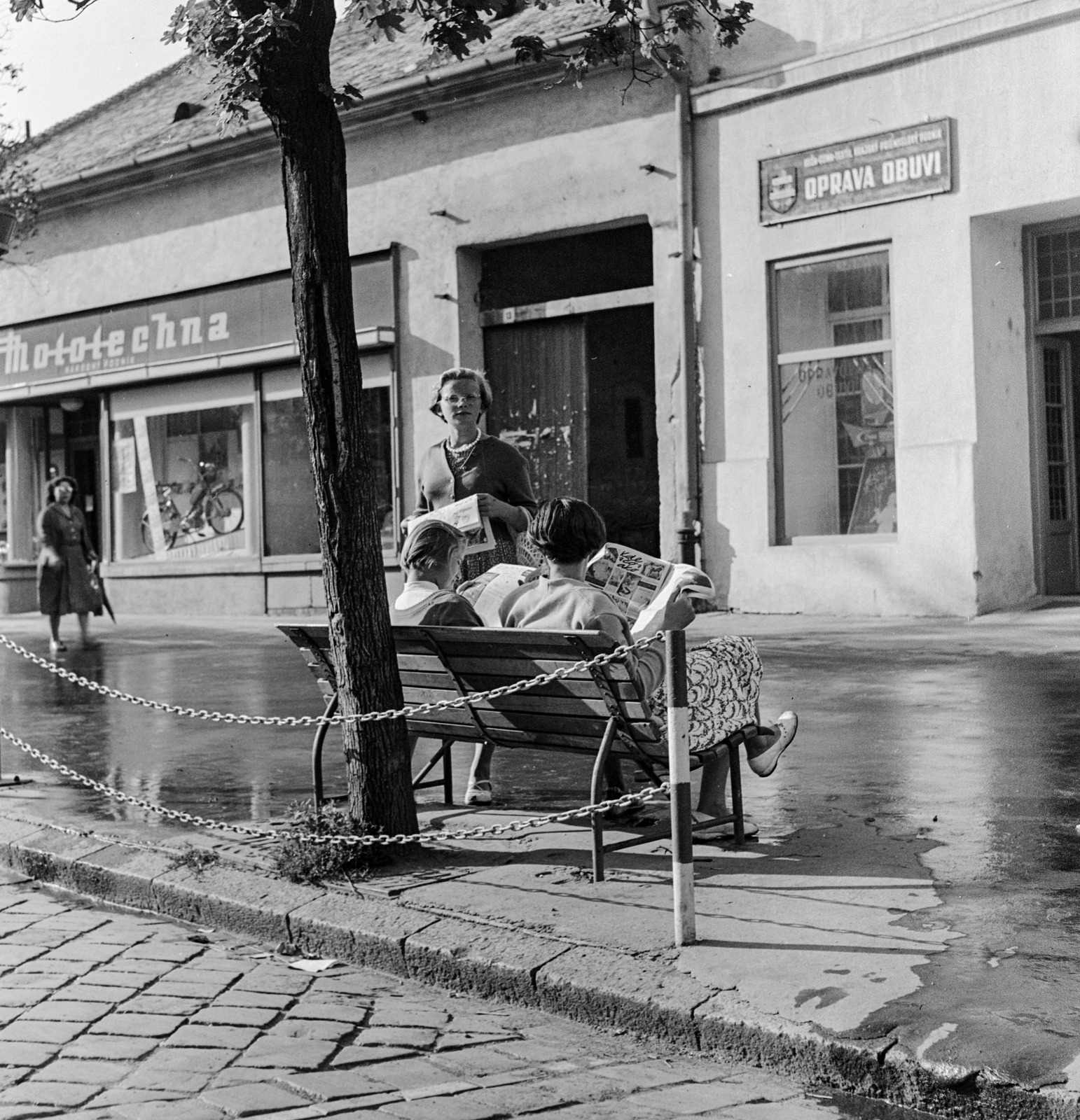 Slovakia, Lučenec, ulica Tomása Garrigue Masaryka 13., 1960, Zsanda Zsolt, Vajszada Károly, Czechoslovakia, motorcycle, reading, szervíz, bench, shoe repair, Fortepan #53907