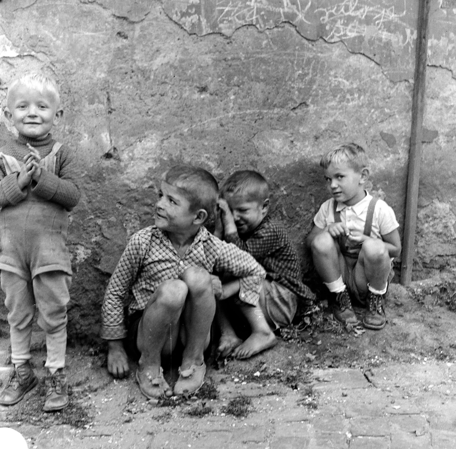 Slovakia, Fiľakovo, ulica Podhradska (Várfelső utca)., 1960, Zsanda Zsolt, Vajszada Károly, Czechoslovakia, kids, Fortepan #53908
