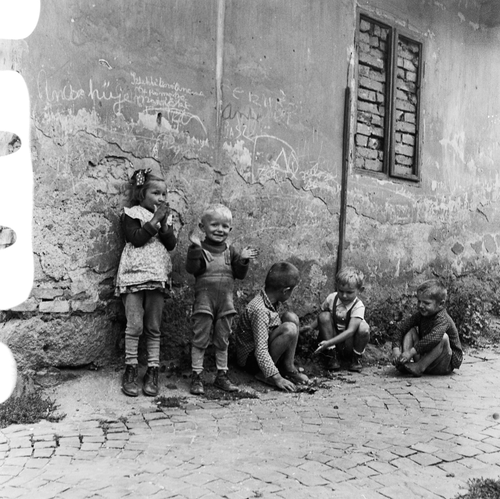 Slovakia, Fiľakovo, ulica Podhradska (Várfelső utca)., 1960, Zsanda Zsolt, Vajszada Károly, Czechoslovakia, kids, Fortepan #53909