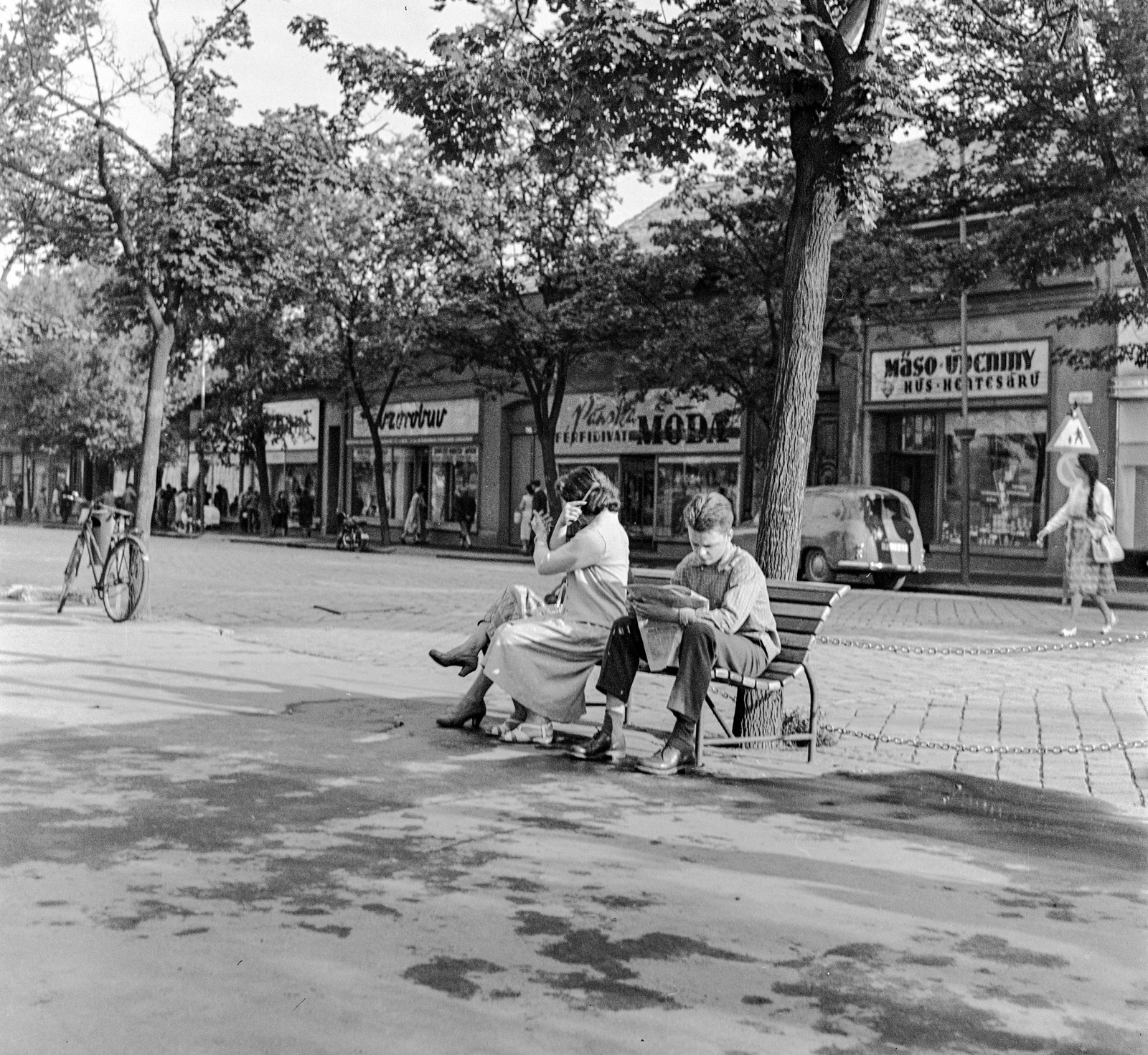 Szlovákia, Losonc, ulica Tomása Garrigue Masaryka., 1960, Zsanda Zsolt, Vajszada Károly, Csehszlovákia, kerékpár, hentesüzlet, pad, kétnyelvű felirat, Fortepan #53910