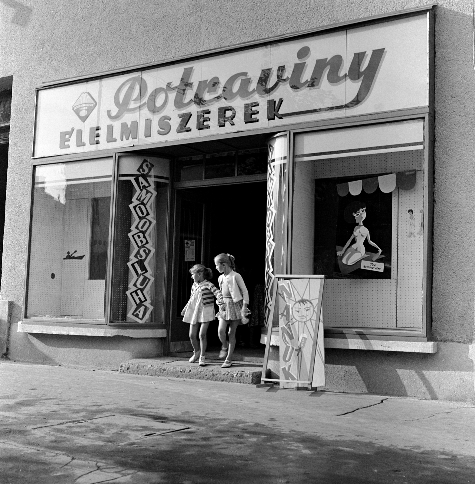Slovakia, Lučenec, ulica Tomása Garrigue Masaryka 17., 1960, Zsanda Zsolt, Vajszada Károly, Czechoslovakia, grocery store, self-serving restaurant, bilingual sign, Fortepan #53911