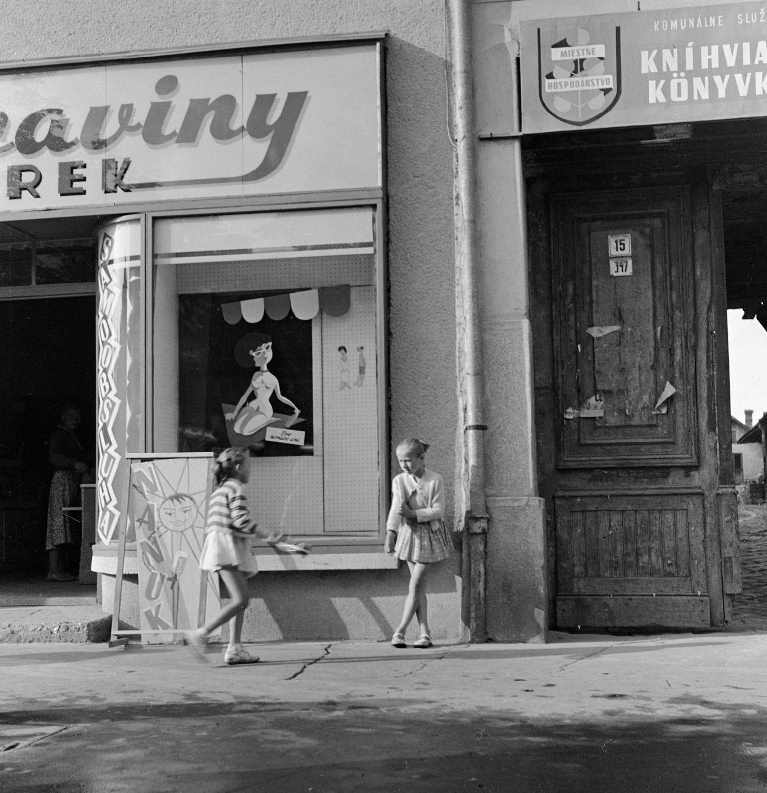 Slovakia, Lučenec, ulica Tomása Garrigue Masaryka 17. és 15., 1960, Zsanda Zsolt, Vajszada Károly, Czechoslovakia, grocery store, self-serving restaurant, bookbinder, bilingual sign, Fortepan #53912