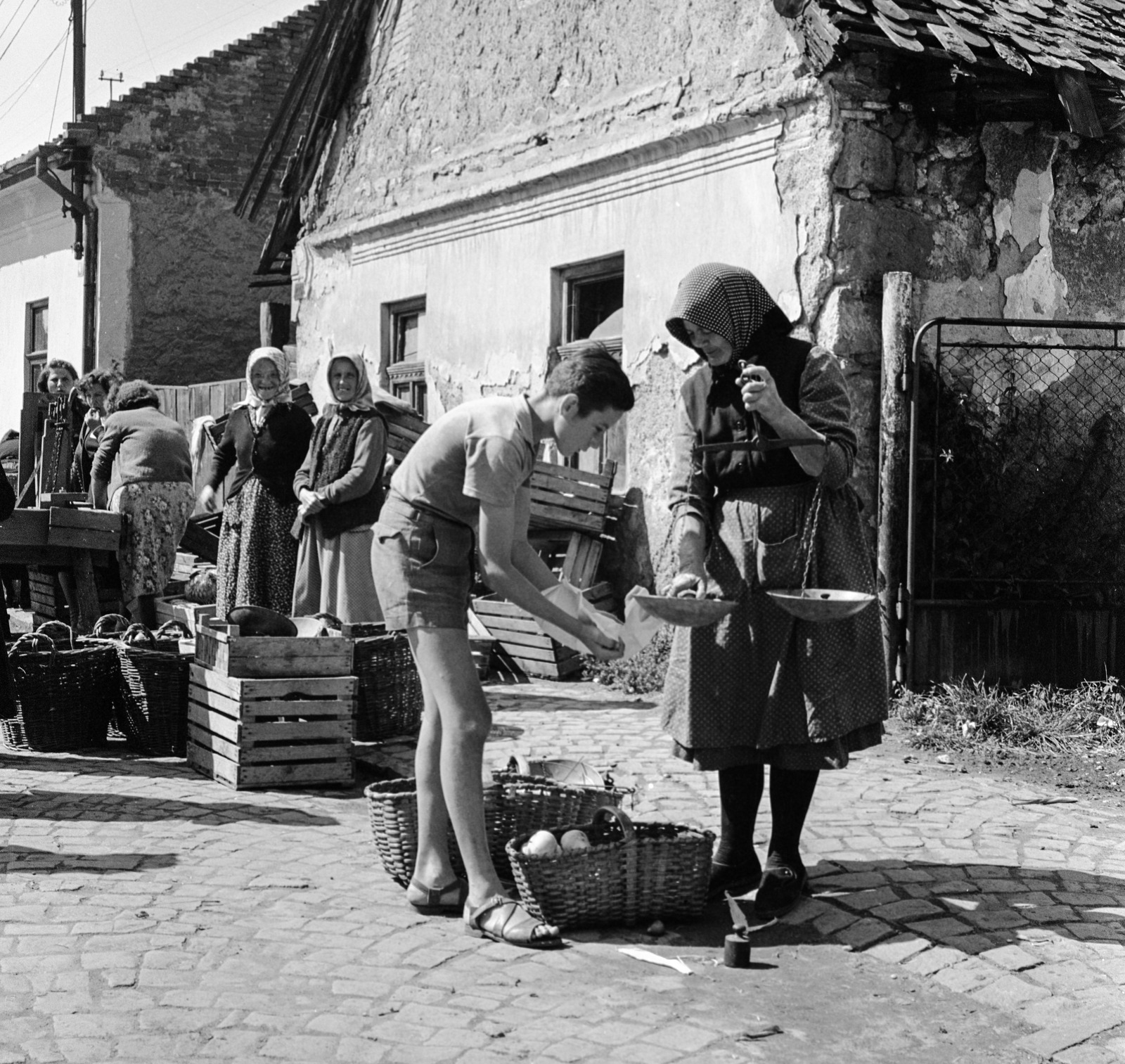 Szlovákia, Fülek, ulica Trhova (Piac utca)., 1960, Zsanda Zsolt, Vajszada Károly, Csehszlovákia, piac, szandál, idős ember, Fortepan #53920