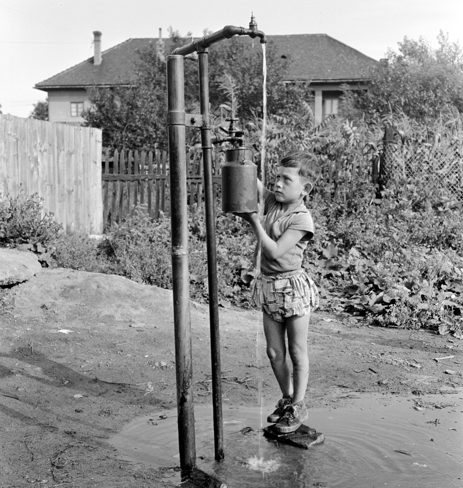 Slovakia, Fiľakovo, Farská lúka (Paprét), az egyik "csevice" forrás., 1960, Zsanda Zsolt, Vajszada Károly, Czechoslovakia, well, milk can, Fortepan #53927