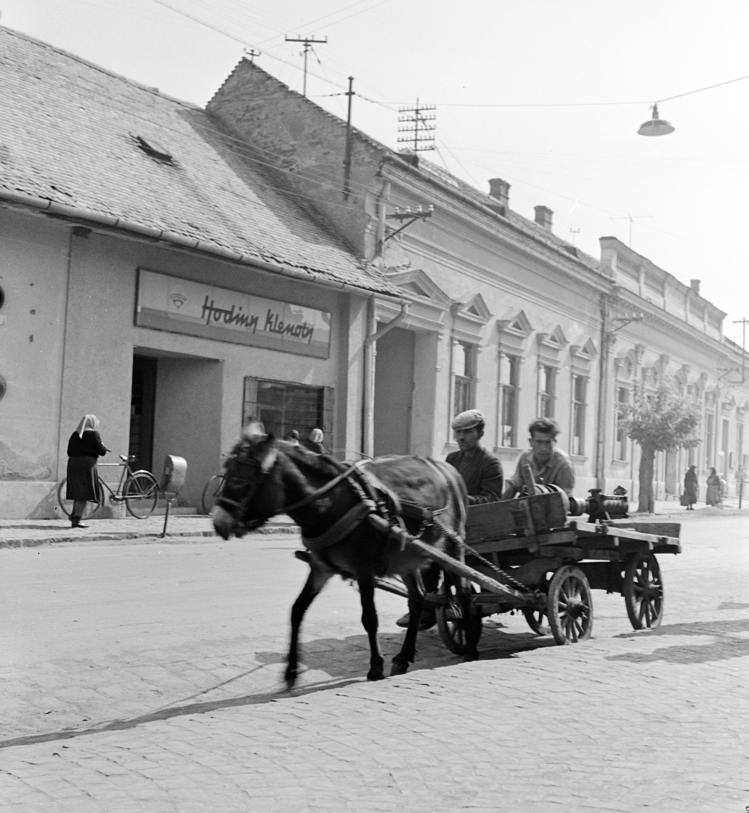 Slovakia, Fiľakovo, ulica Hlavná (Fő utca) az ulica Rázusova torkolatával szemben., 1960, Zsanda Zsolt, Vajszada Károly, Czechoslovakia, chariot, Horse-drawn carriage, donkey, watch jewelry store, Fortepan #53928
