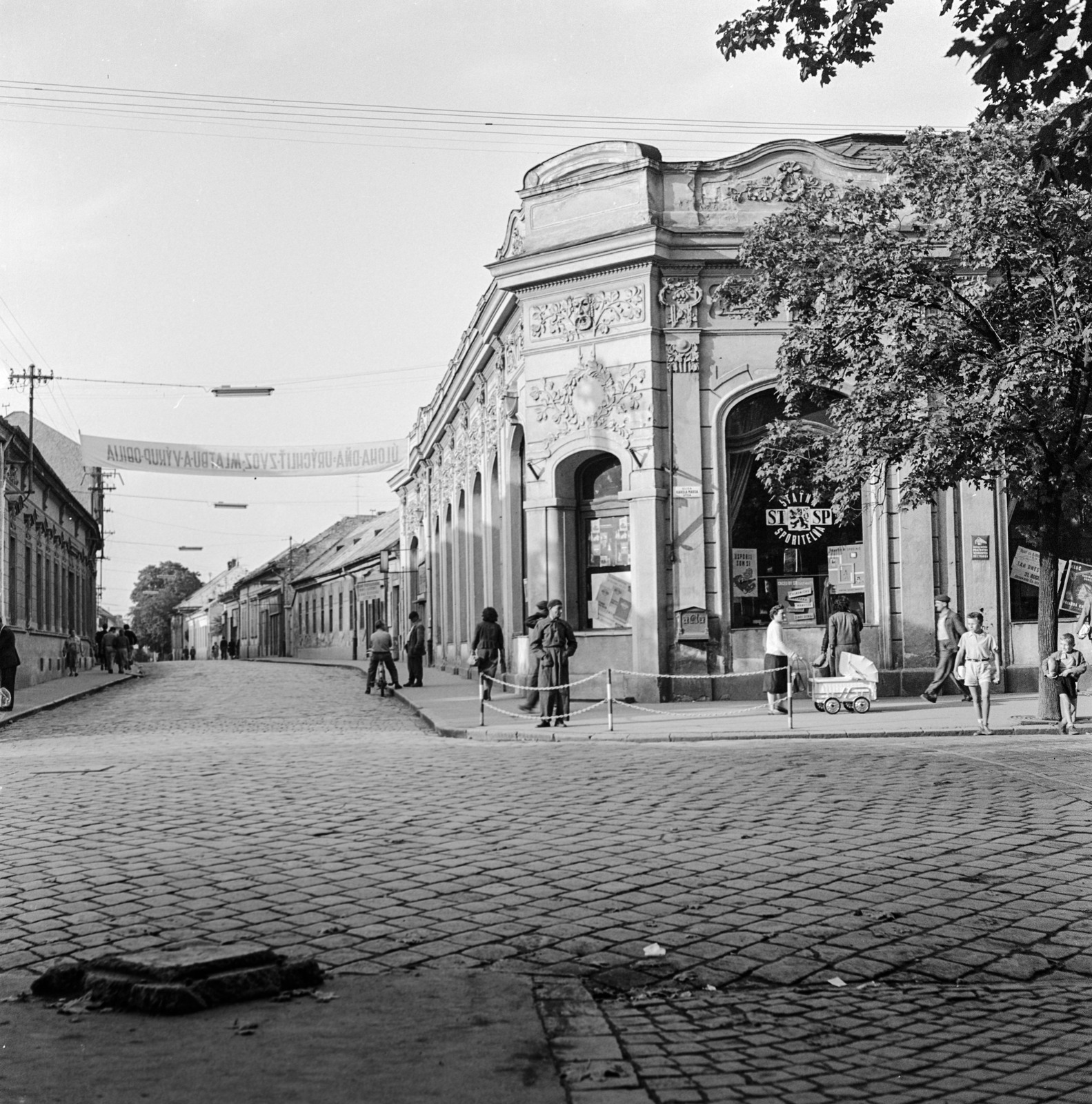 Szlovákia, Losonc, ulica Tomása Garrigue Masaryka - ulica Zeleznicná sarok., 1960, Zsanda Zsolt, Vajszada Károly, Csehszlovákia, babakocsi, kockakő, Takarékpénztár, Fortepan #53939