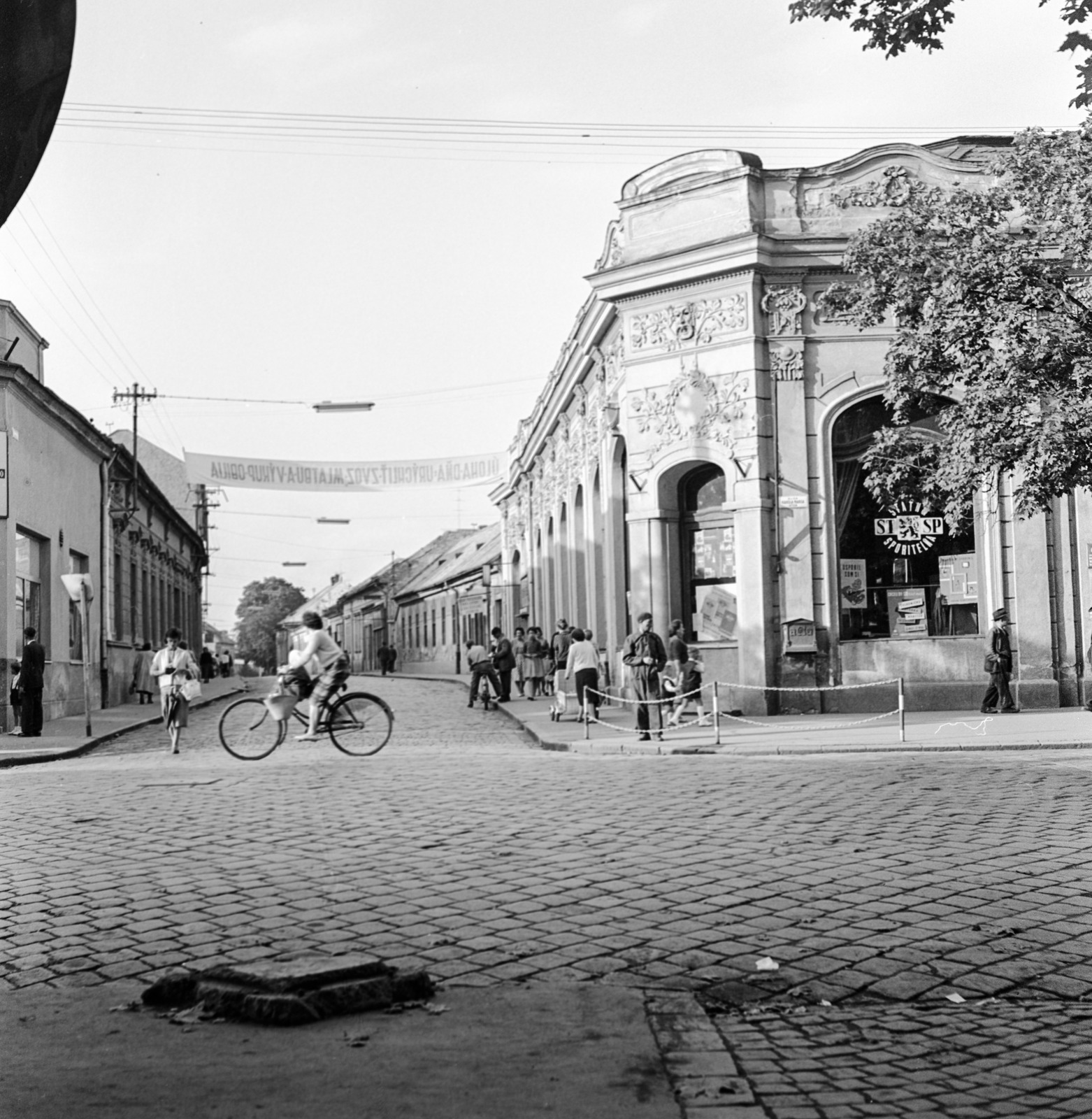 Slovakia, Lučenec, ulica Tomása Garrigue Masaryka - ulica Zeleznicná sarok., 1960, Zsanda Zsolt, Vajszada Károly, Czechoslovakia, bicycle, cobblestones, Fortepan #53940