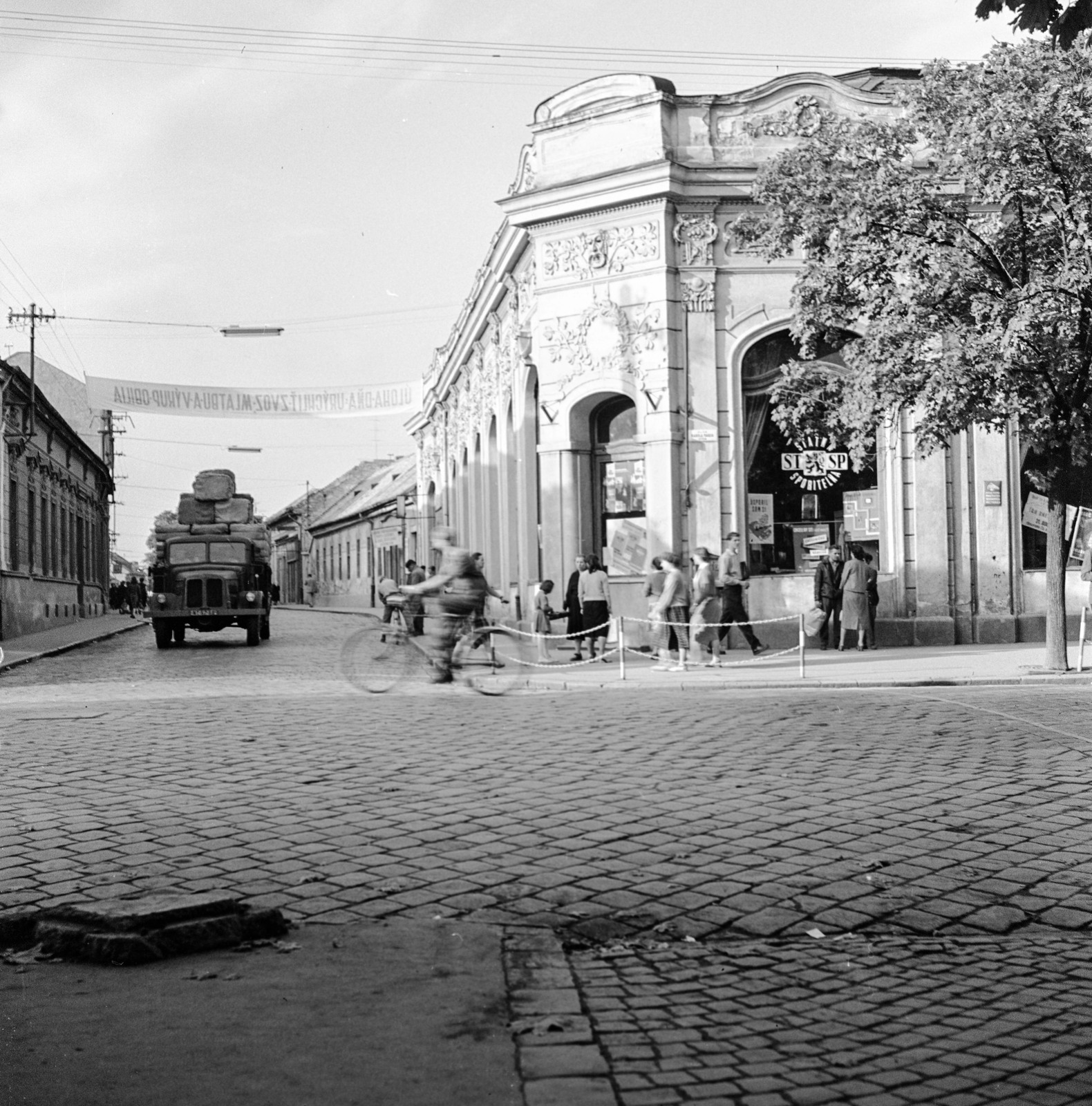 Szlovákia, Losonc, ulica Tomása Garrigue Masaryka - ulica Zeleznicná sarok., 1960, Zsanda Zsolt, Vajszada Károly, Csehszlovákia, teherautó, kockakő, Takarékpénztár, Fortepan #53941
