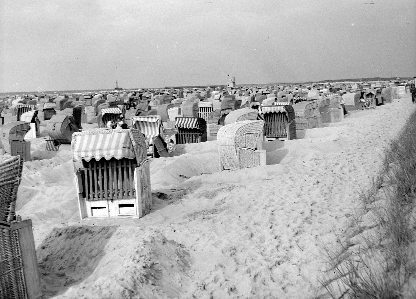 Germany, Warnemünde, Rostock, 1962, Gyöngyi, beach, GDR, windbreak cab, Fortepan #5395