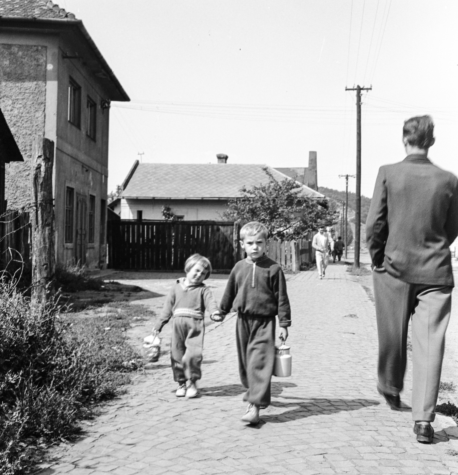 Slovakia, Fiľakovo, ulica Daxnerova., 1960, Zsanda Zsolt, Vajszada Károly, Czechoslovakia, street view, kids, cobblestones, milk can, Fortepan #53952
