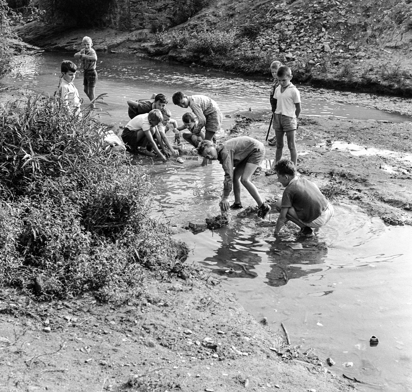 Slovakia, Poltár, a Poltarica-patak az ulica Obrancov mieru hídjánál., 1960, Zsanda Zsolt, Vajszada Károly, Czechoslovakia, boys, Fortepan #53953