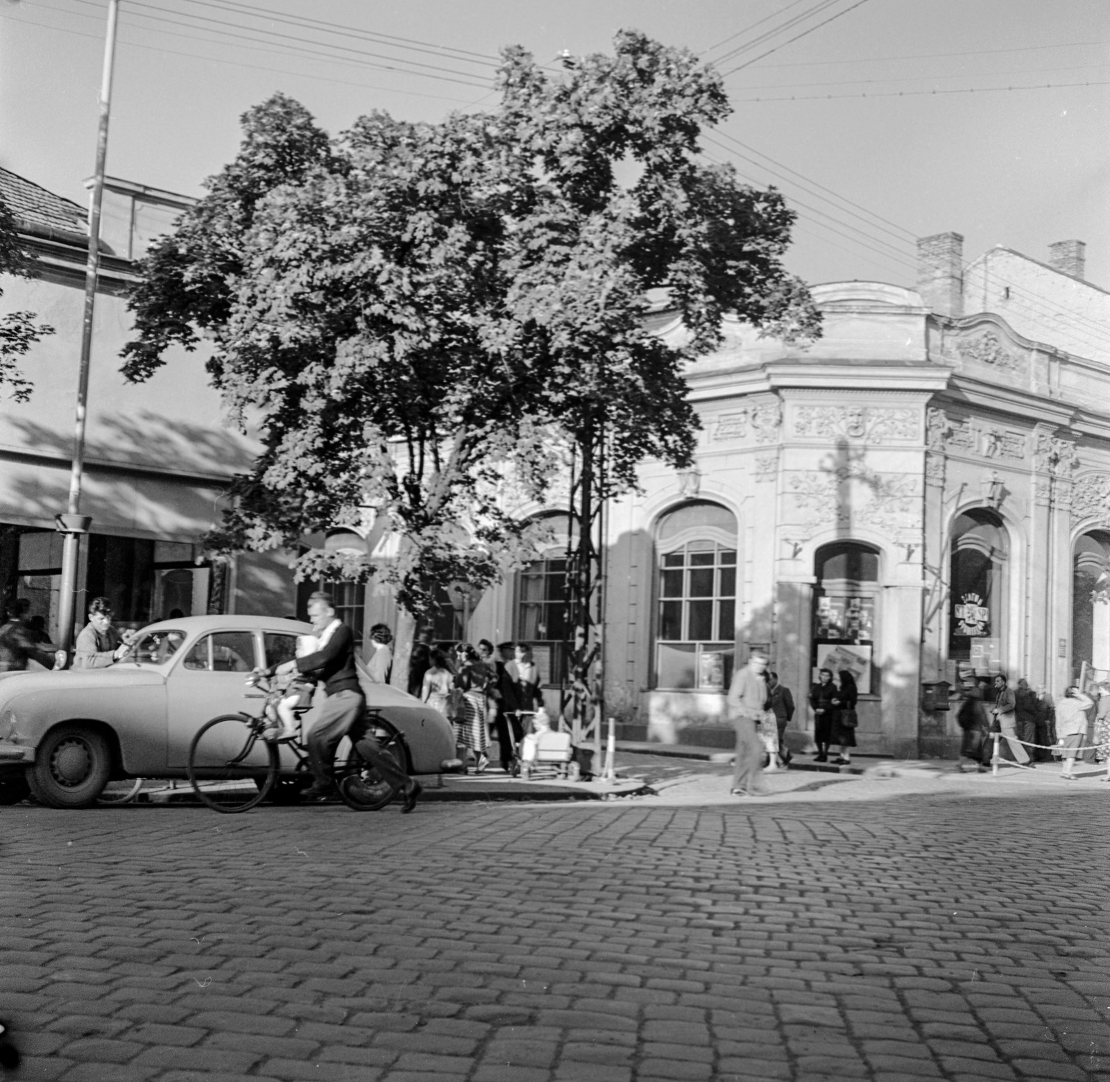 Slovakia, Lučenec, ulica Tomása Garrigue Masaryka, balra az ulica Zeleznicná torkolata., 1960, Zsanda Zsolt, Vajszada Károly, Czechoslovakia, bicycle, savings bank, Fortepan #53959