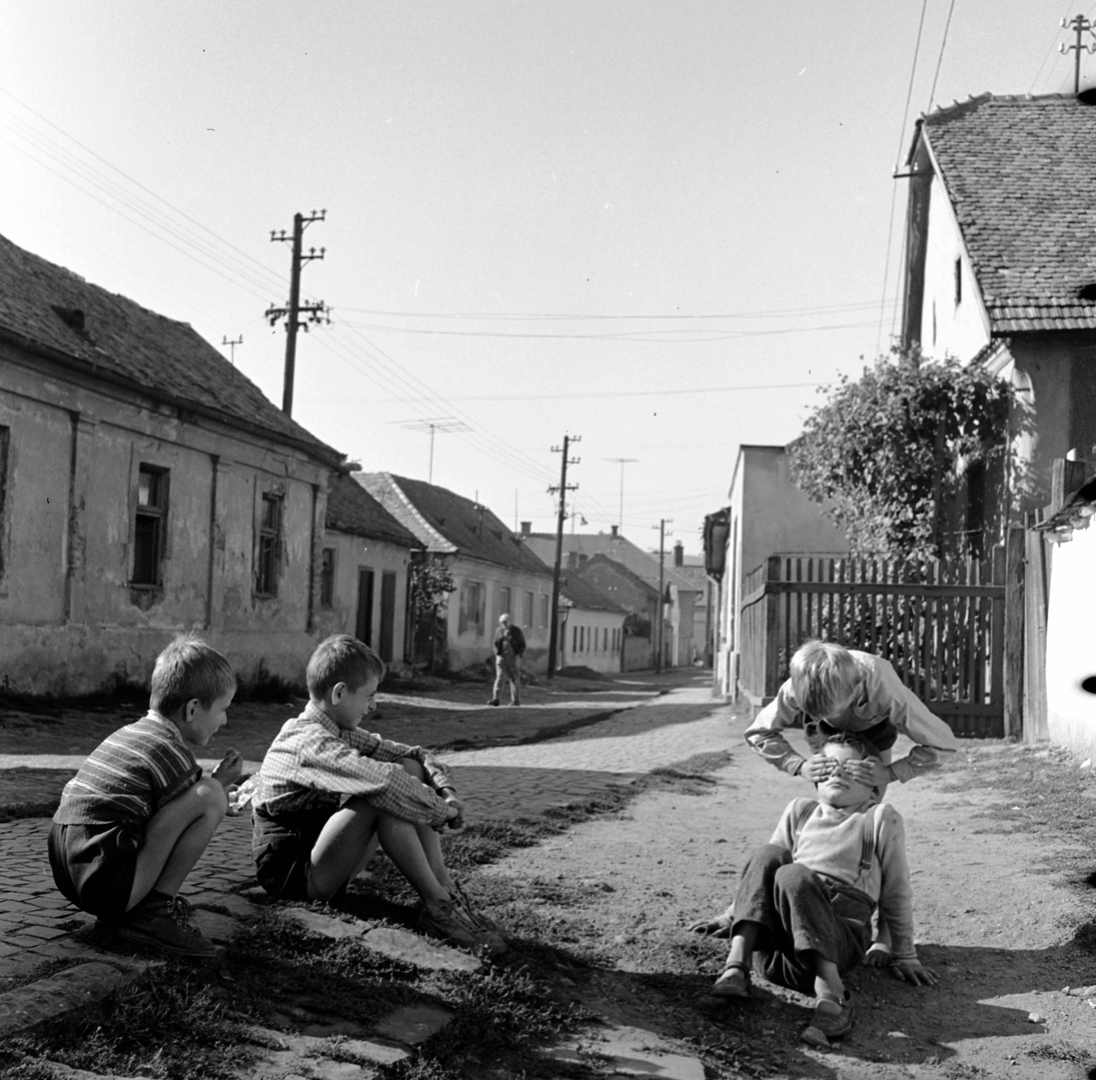 Szlovákia, Fülek, ulica Podhradska (Várfelső utca)., 1960, Zsanda Zsolt, Vajszada Károly, Csehszlovákia, guggolás, szembekötősdi, Fortepan #53964