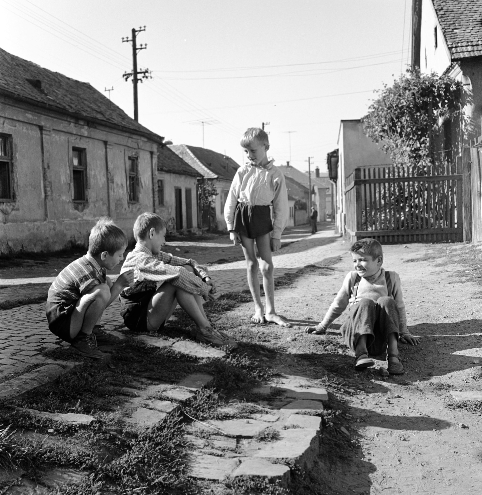 Slovakia, Fiľakovo, ulica Podhradska (Várfelső utca)., 1960, Zsanda Zsolt, Vajszada Károly, Czechoslovakia, barefoot, squatting, Fortepan #53965