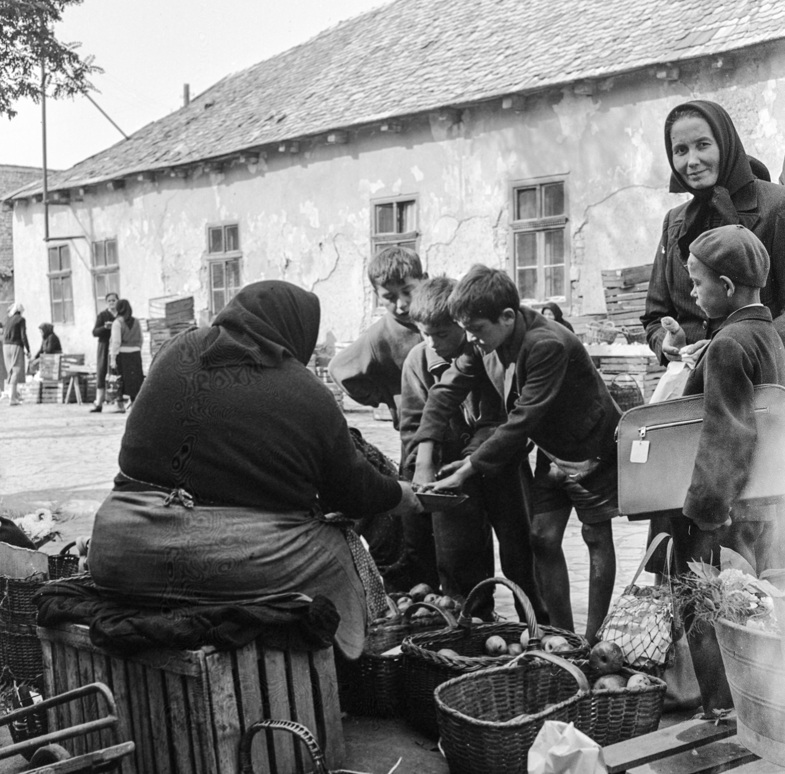 Slovakia, Fiľakovo, ulica Trhova (Piac utca)., 1960, Zsanda Zsolt, Vajszada Károly, Czechoslovakia, market, basket, costermonger, beret, Fortepan #53970