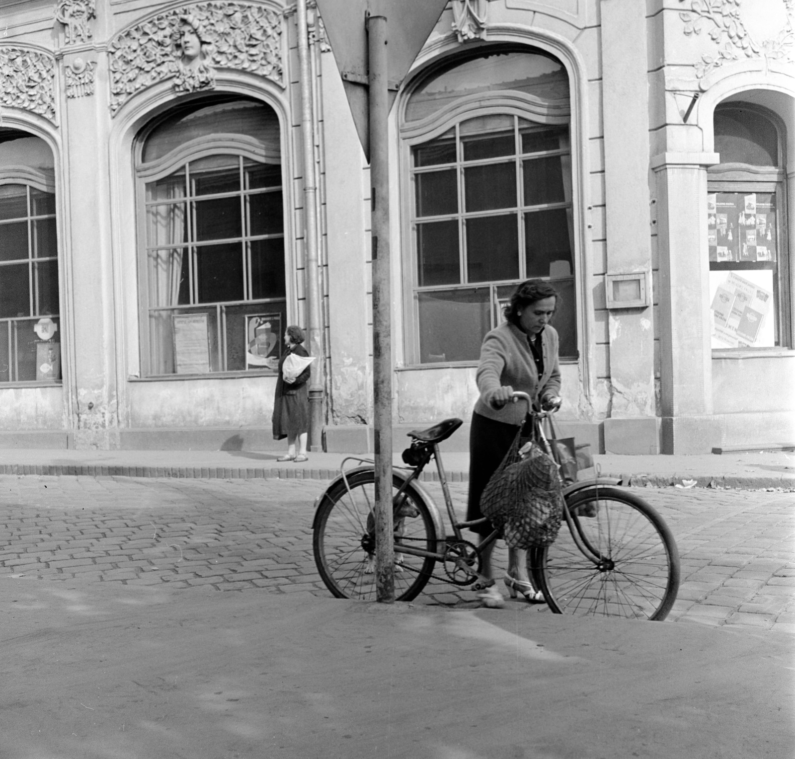 Slovakia, Lučenec, ulica Zeleznicná - ulica Tomása Garrigue Masaryka sarok., 1960, Zsanda Zsolt, Vajszada Károly, Czechoslovakia, bicycle, string bag, Fortepan #53983