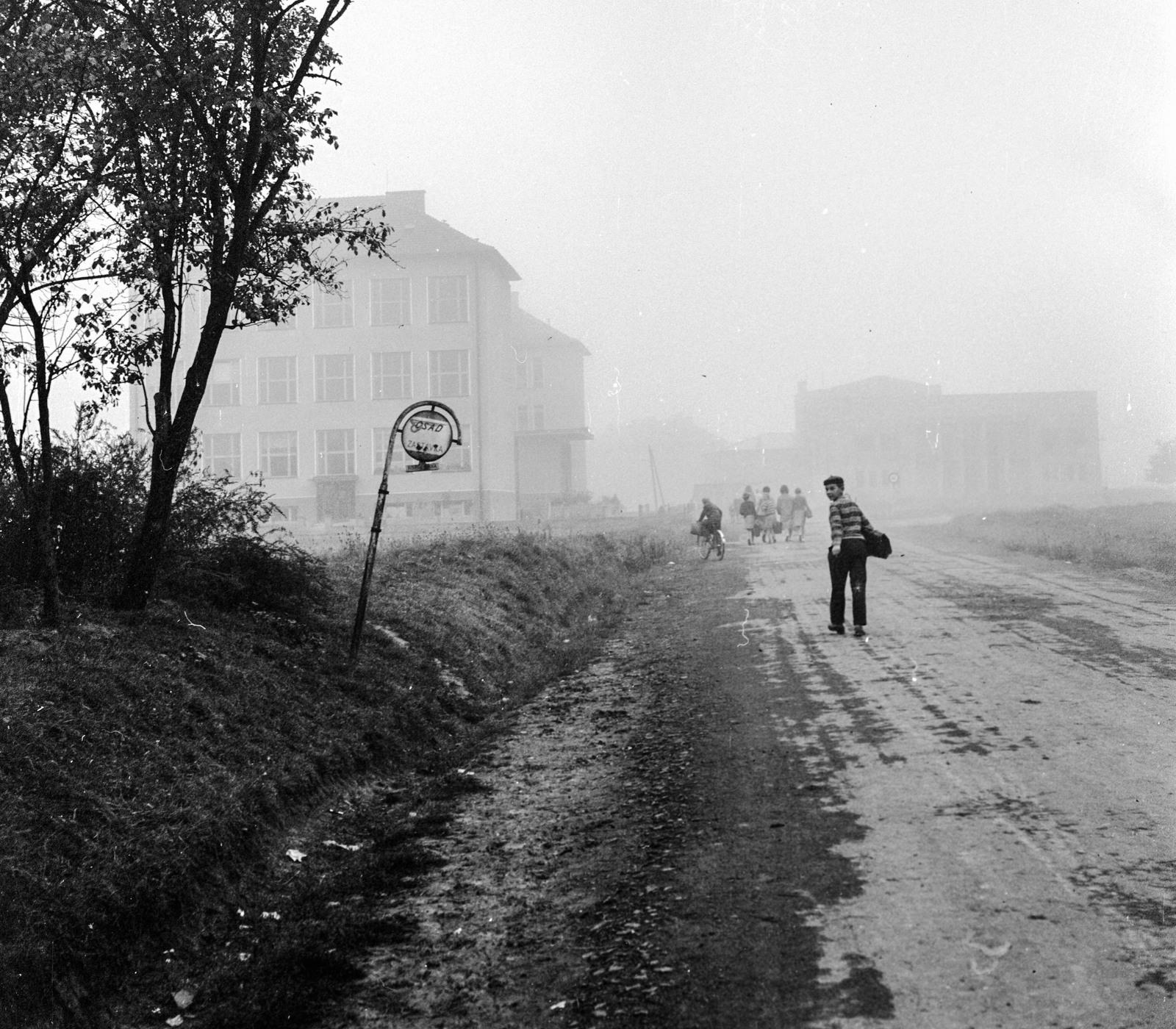 Slovakia, Poltár, ulica Skolská (ekkor névtelen), balra az iskola., 1960, Zsanda Zsolt, Vajszada Károly, Czechoslovakia, school, bus stop, posture, fog, looking back, Fortepan #53985