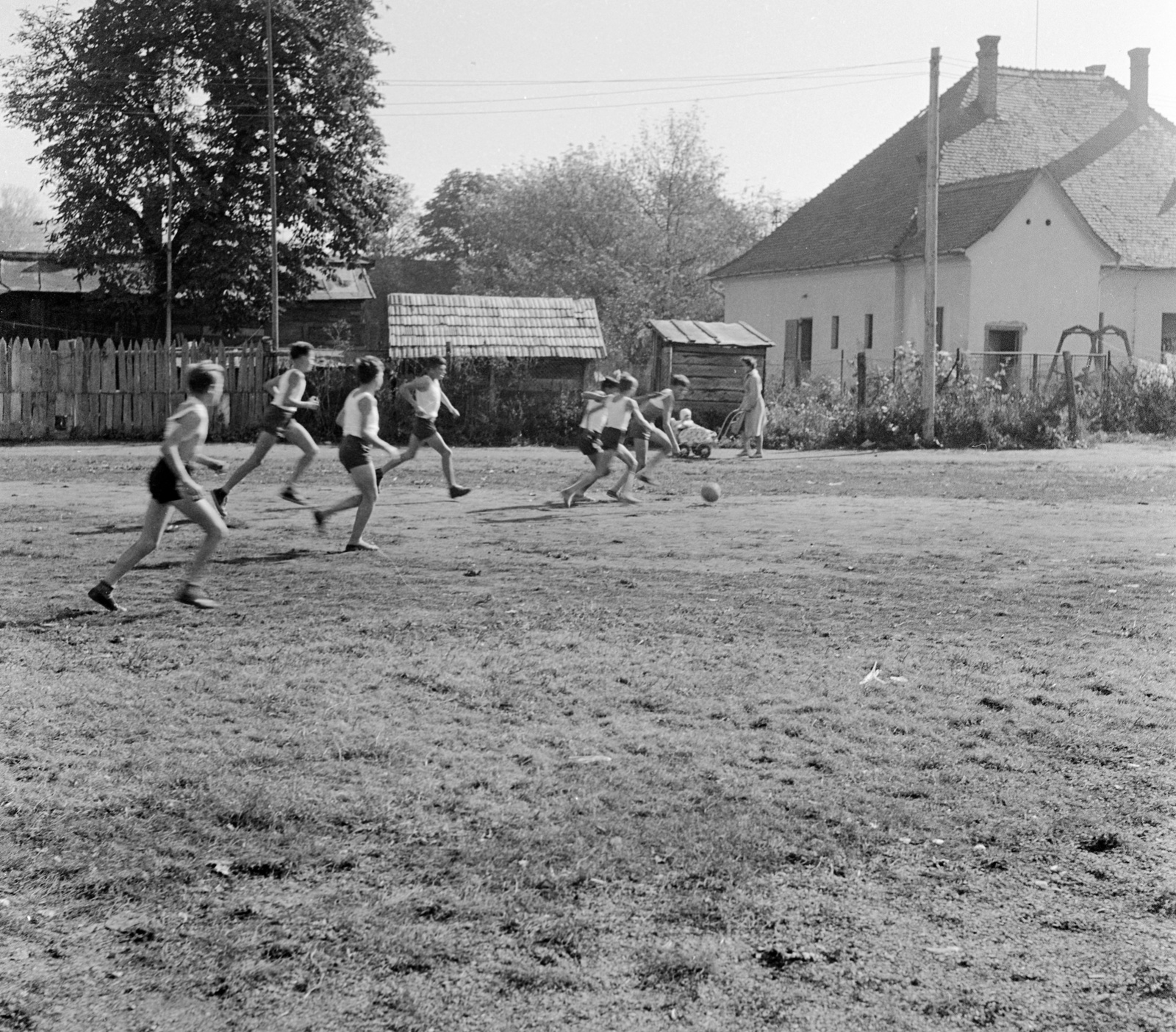 Slovakia, Fiľakovo, az 1. számú Elemi Iskola környékén., 1960, Zsanda Zsolt, Vajszada Károly, Czechoslovakia, football, Fortepan #53994