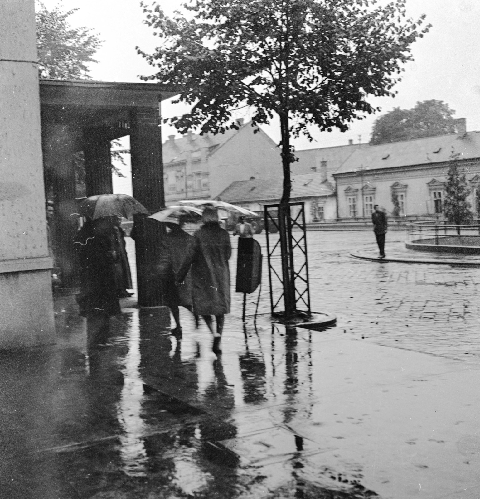 Slovakia, Lučenec, ulica Kapitána Nálepku, balra a vasútállomás., 1960, Zsanda Zsolt, Vajszada Károly, Czechoslovakia, rain, Fortepan #53998