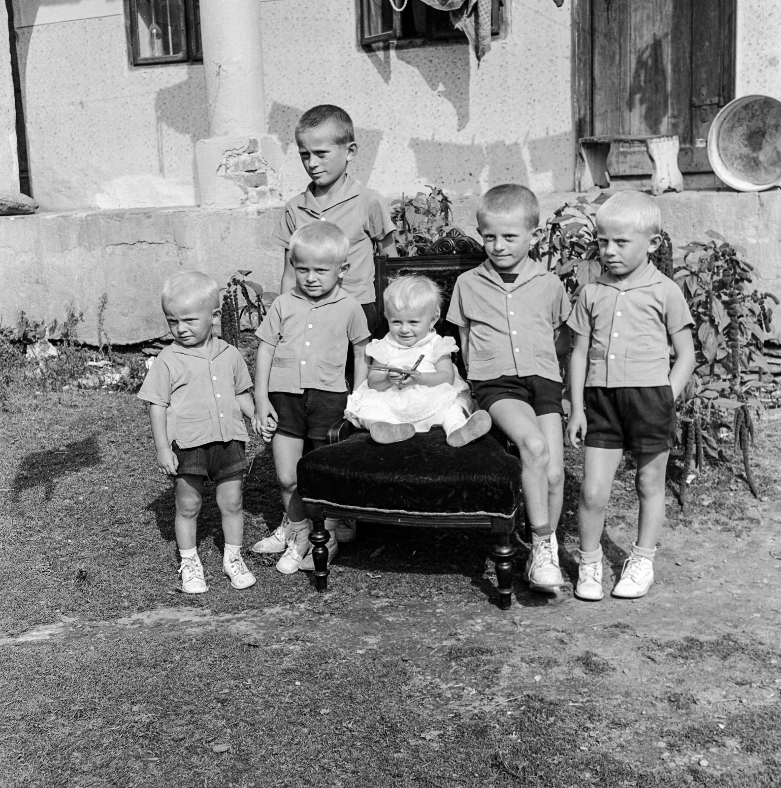 1960, Zsanda Zsolt, Vajszada Károly, yard, tableau, kids, Fortepan #54028