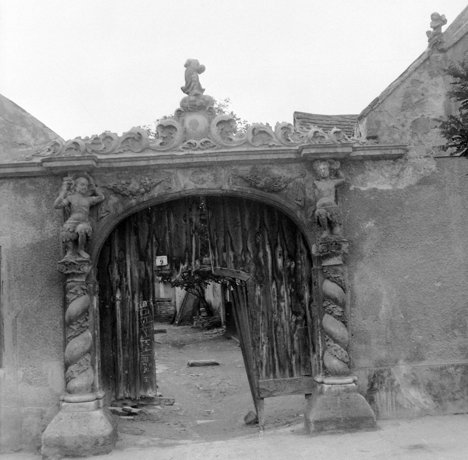 Hungary, Sopron, Szent Mihály (Kellner Sándor) utca 9. Két mór-ház., 1951, Gyöngyi, gate, Baroque-style, curb, Fortepan #5405