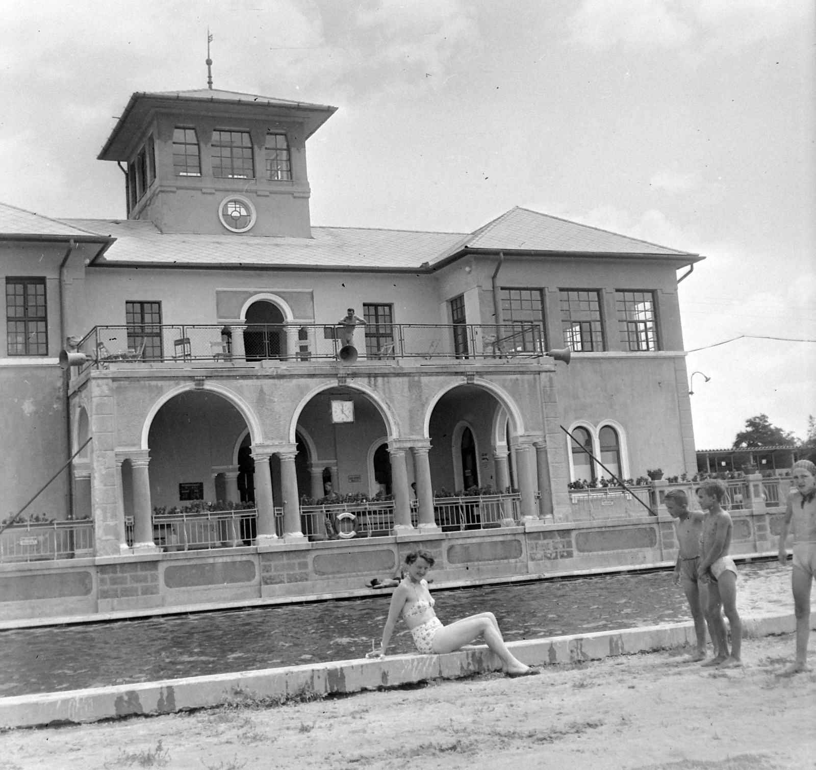 Magyarország, Kecskemét, Széktó-fürdő., 1955, Gyöngyi, strand, medence, fürdőruha, óra, gyerekek, nő, hangszóró, Fortepan #5406