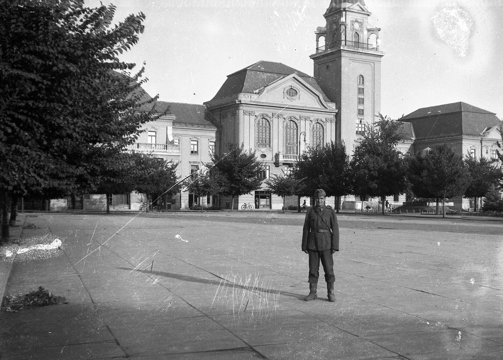 Hungary, Mezőtúr, Kossuth tér, Városháza., 1944, Nagy Gyula, soldier, Fortepan #54110