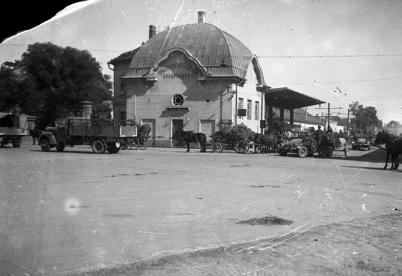 Romania,Transylvania, Arad, Podgoria, az Arad-hegyaljai HÉV végállomása, balra MÁVAG gyártmányú Ford 39M típusú teherautók, jobbra Krupp Protze tüzérségi vontatók., 1944, Nagy Gyula, Hungarian brand, chariot, Horse-drawn carriage, commercial vehicle, military, Ford-brand, MÁVAG-brand, second World War, train station, license, tow truck, Krupp-brand, Fortepan #54114