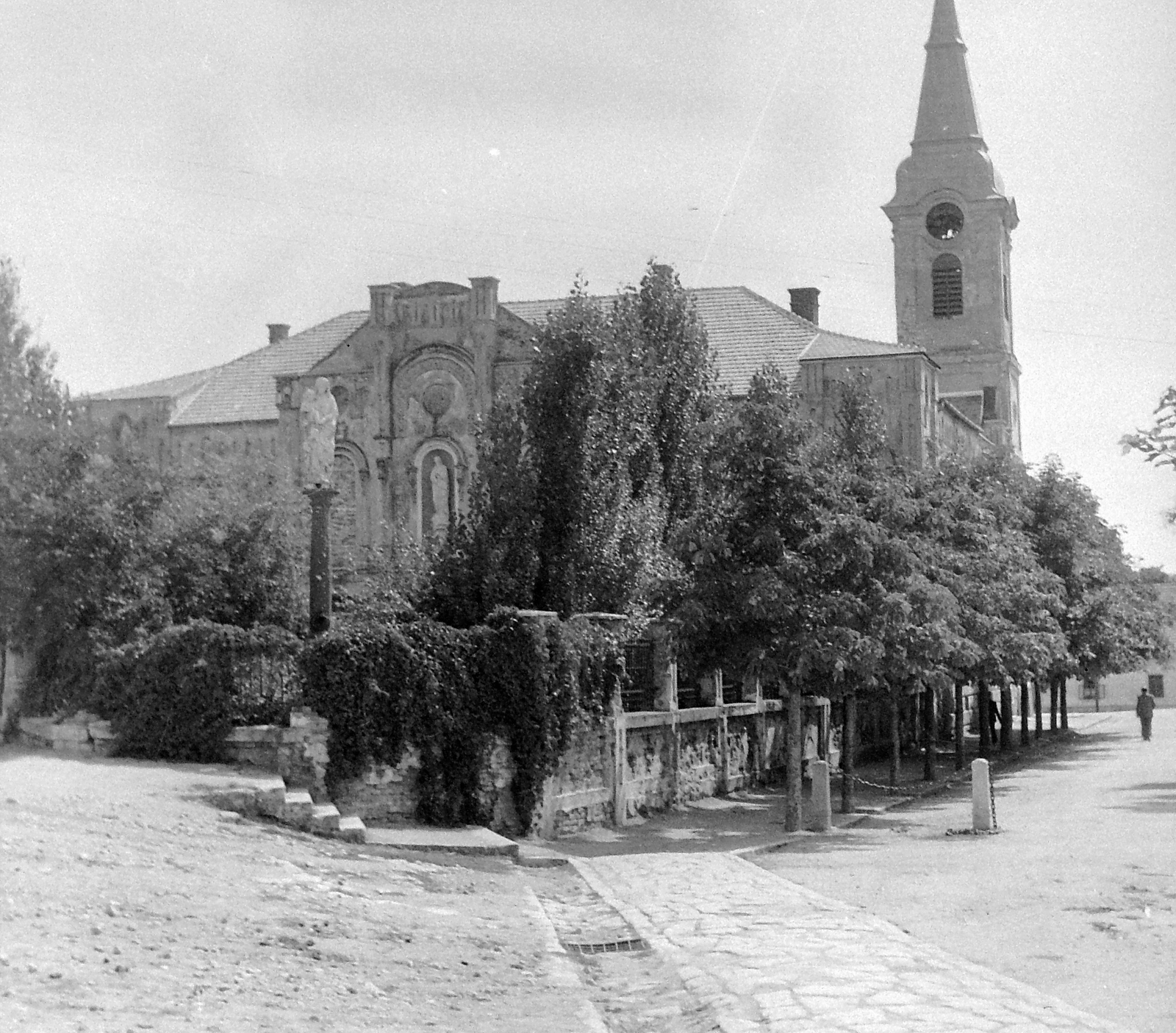 Magyarország, Tapolca, Nagyboldogasszony-templom és az Irgalmas nővérek zárdája., 1949, Gyöngyi, szobor, madonna, templom, Fortepan #5412