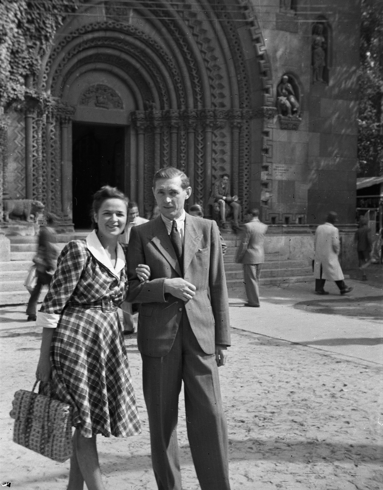 Hungary, Budapest XIV., Vajdahunyad vára, Jáki kápolna., 1949, Nagy Gyula, genre painting, Ignác Alpár-design, man, woman, chapel, double portrait, Budapest, hold upper arms, checked dress, Fortepan #54124