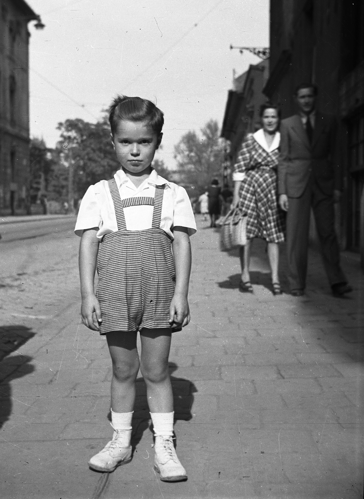 Magyarország, Budapest VI., Szondi utca a Dózsa György út felé nézve., 1949, Nagy Gyula, portré, utcakép, kisfiú, gyerek, Budapest, kockás ruha, Fortepan #54125