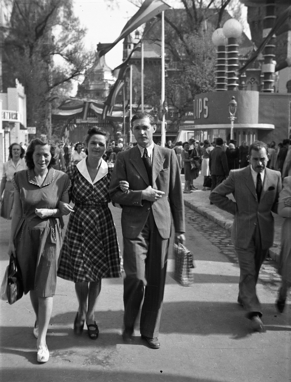 Hungary, Budapest XIV., a felvétel a Budapesti Nemzetközi Őszi Vásáron készült, háttérben a Vajdahunyad vár látható., 1949, Nagy Gyula, tableau, genre painting, man, woman, Budapest, checked dress, Fortepan #54126