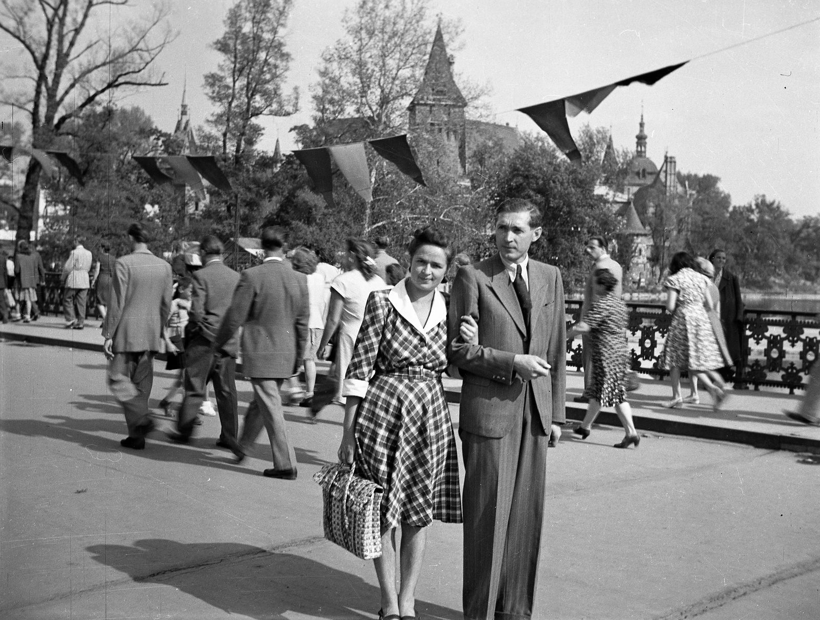 Hungary, Budapest XIV., híd a Városligeti-tó felett, háttérben a Vajdahunyad vára., 1949, Nagy Gyula, castle, genre painting, Ignác Alpár-design, man, woman, double portrait, eclectic architecture, Budapest, hold upper arms, checked dress, Fortepan #54127