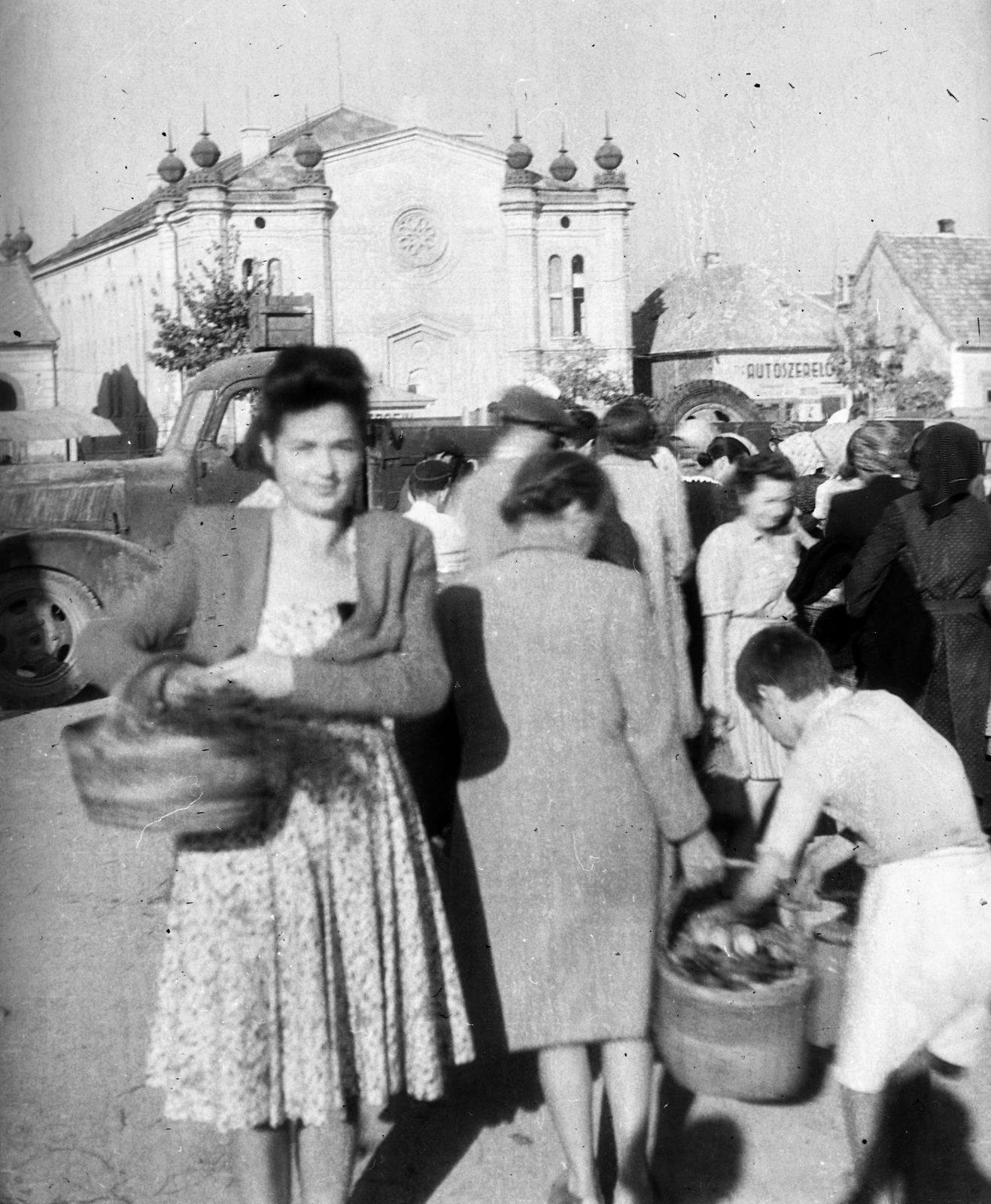 Hungary, Veszprém, Szent Imre tér, háttérben a zsinagóga., 1944, Nagy Gyula, market, commercial vehicle, synagogue, judaism, Fortepan #54132