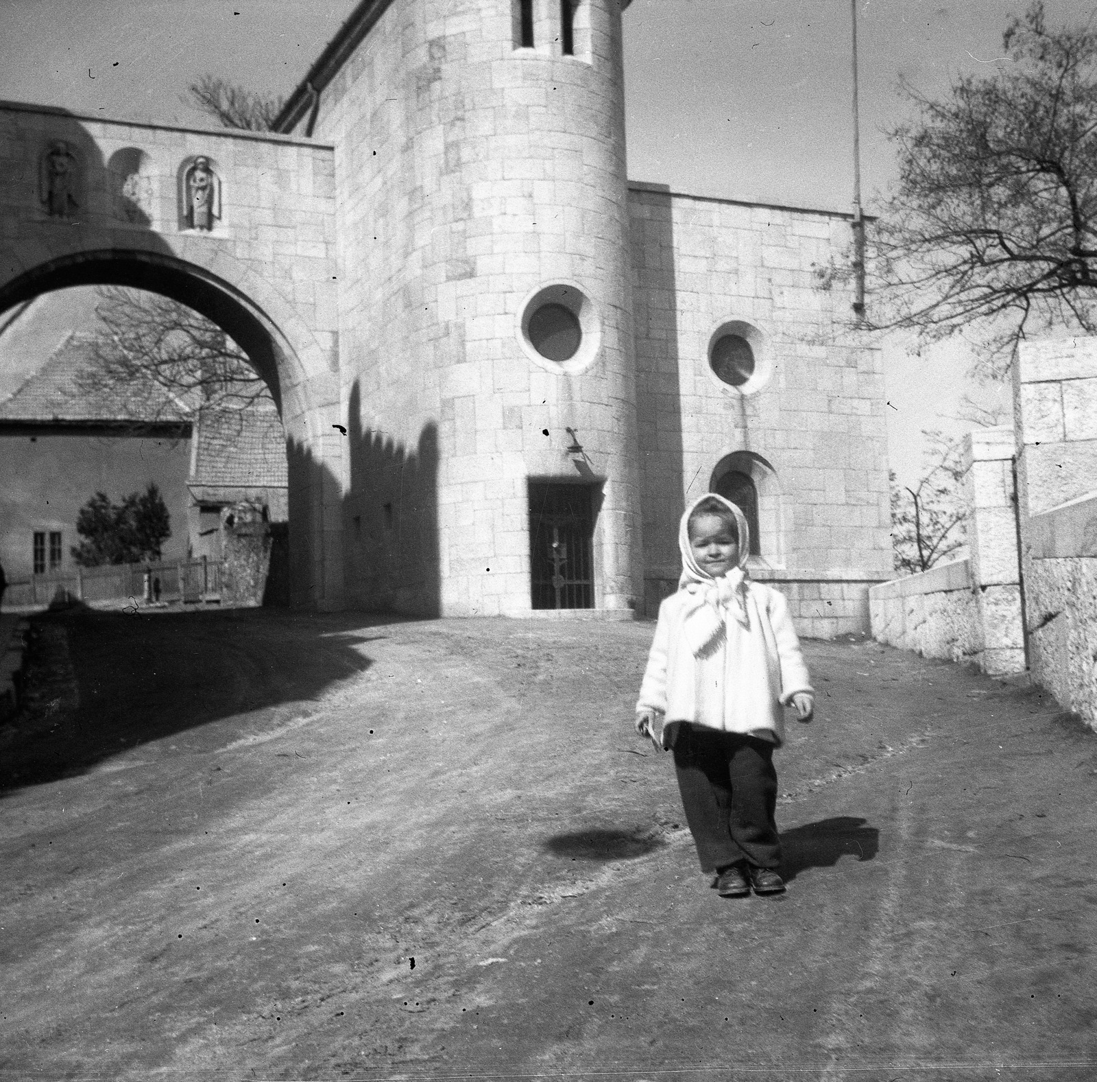 Hungary, Veszprém, Hősi Kapu., 1950, Nagy Gyula, girl, monument, exhibition, Fortepan #54136