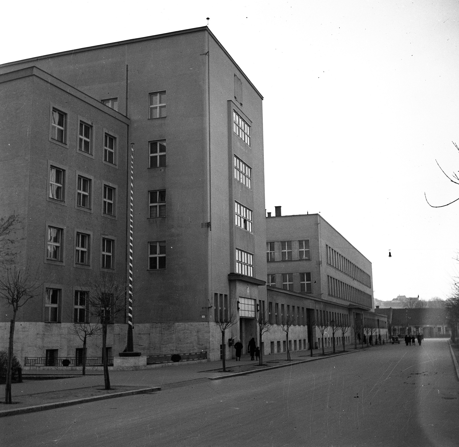 Slovakia, Košice, ulica Postová (gróf Teleki Pál utca) 18 - 20., Postapalota., 1940, Nagy Gyula, street view, flag pole, post office, Functionalism, Bohumír Kozák-design, Fortepan #54146