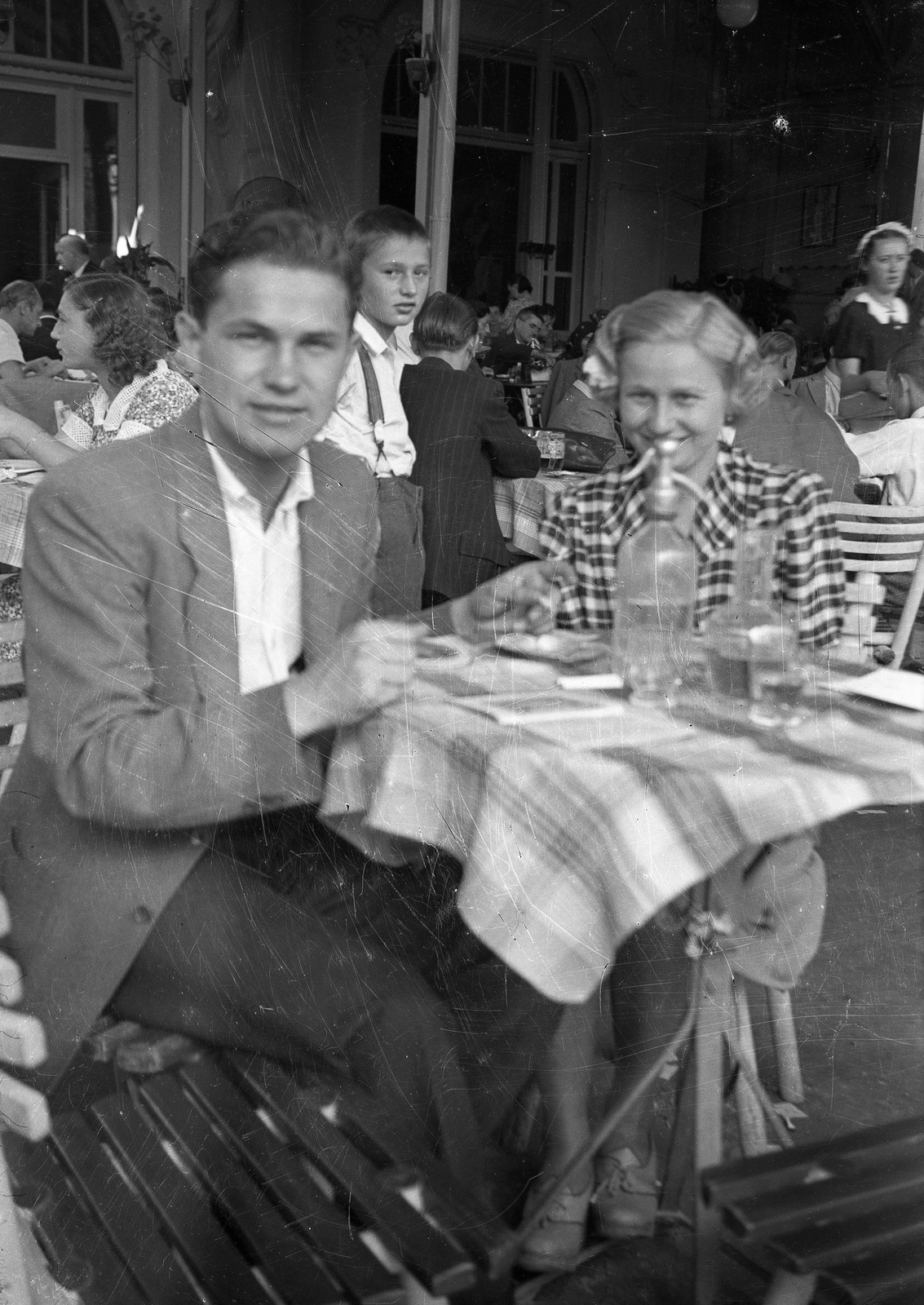 Hungary, 1942, Nagy Gyula, portrait, hospitality, man, woman, garden furniture, soda water bottle, decanter, Fortepan #54153
