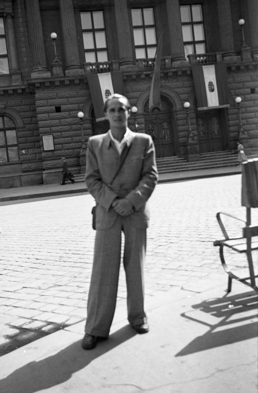 Hungary, Budapest VIII., Blaha Lujza tér, háttérben a Nemzeti Színház., 1942, Nagy Gyula, portrait, national theater, Fellner and Helmer-design, man, posture, eclectic architecture, Budapest, intertwined fingers, Fortepan #54154