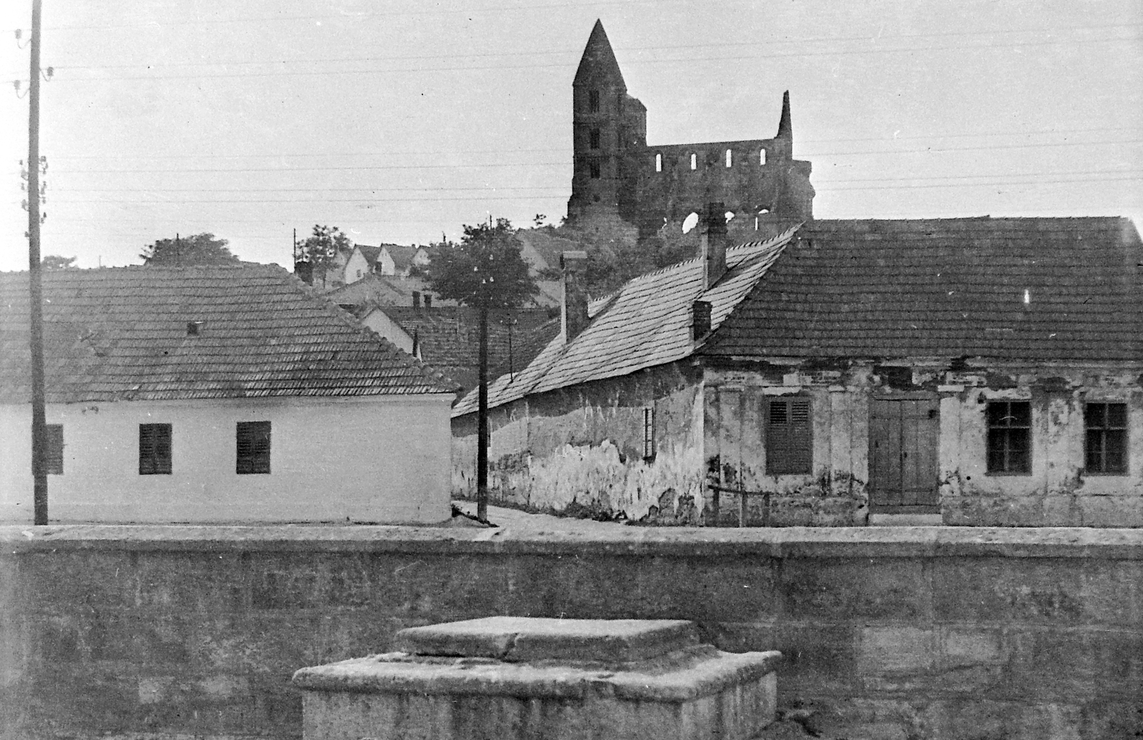 Hungary, Zsámbék, Törökkút, háttérben a premontrei templom., 1950, Gyöngyi, aerial wire, church, Fortepan #5416