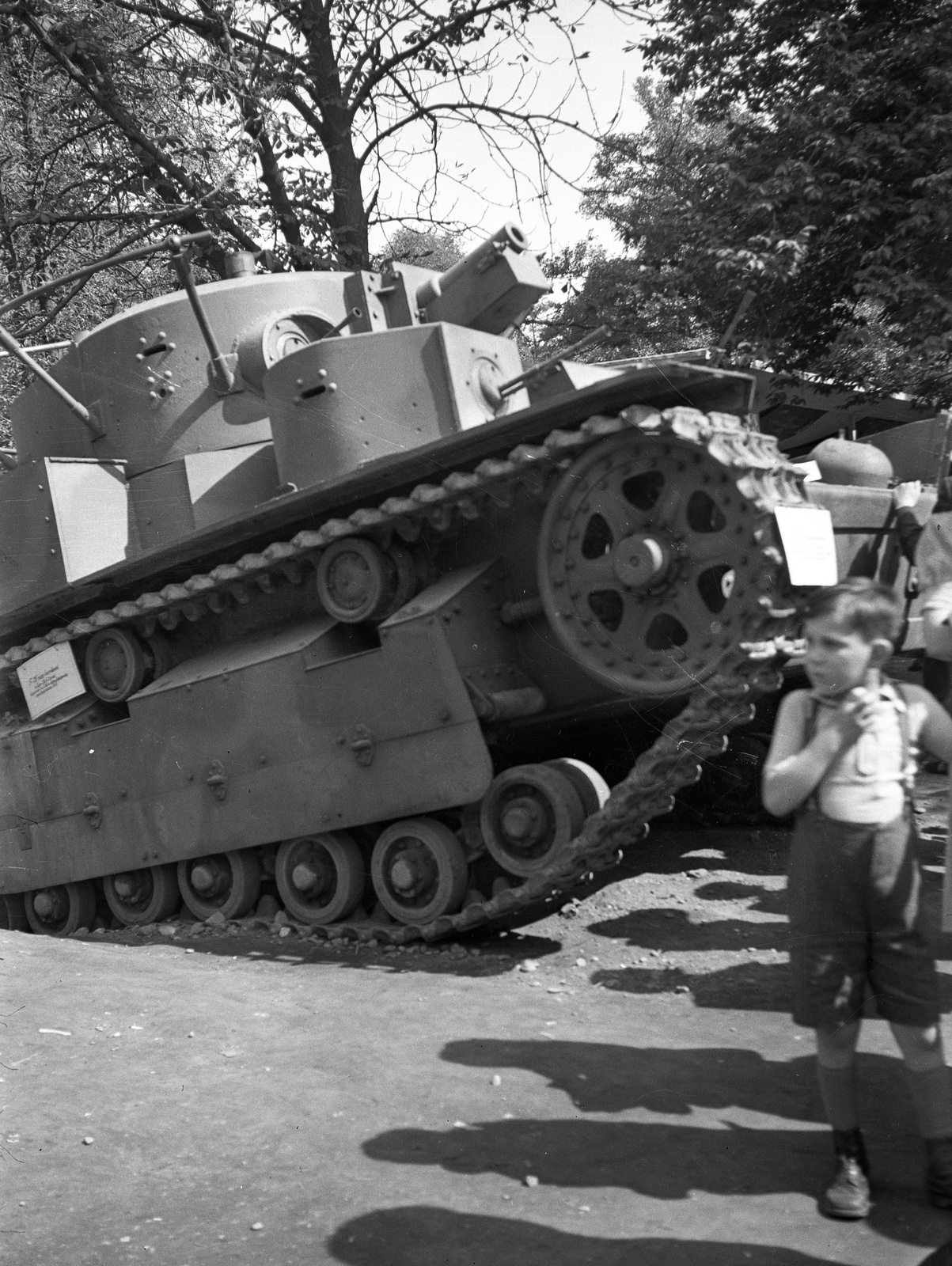 Hungary, Budapest XIV., zsákmányolt szovjet gyártmányú T-28 közepes harckocsi, 1942, Nagy Gyula, Soviet brand, tank, military, international fair, Budapest, Fortepan #54161