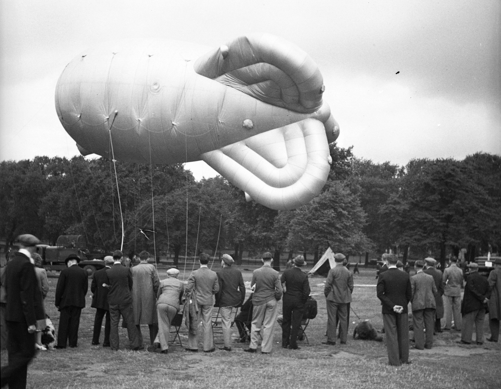 United Kingdom, London, angol gyártmányú LZ (Low Zone) típusú rögzített záróléggömb bemutatója., 1938, Nagy Gyula, baloon, Fortepan #54178