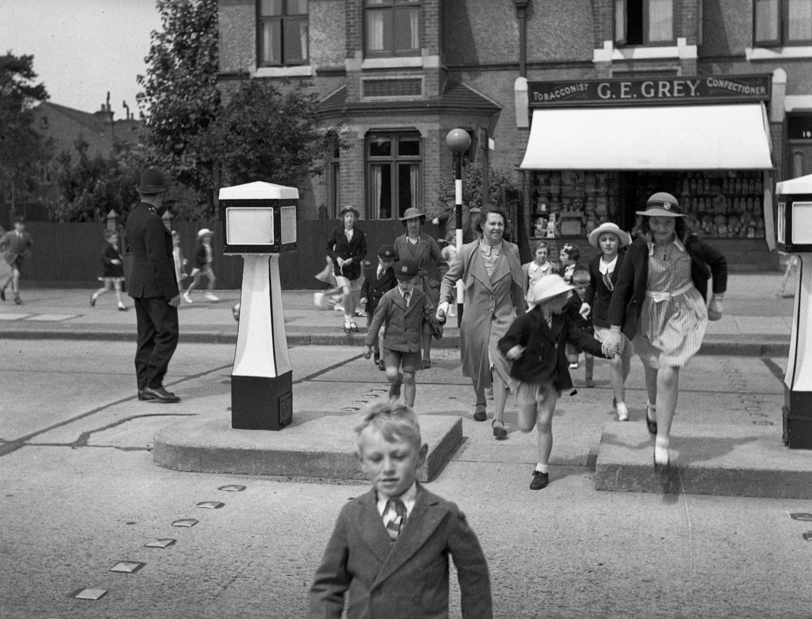 United Kingdom, London, Beckenham, Croydon Road 280 - 282., 1938, Nagy Gyula, cop, awning, hold hands, crosswalk, Fortepan #54184