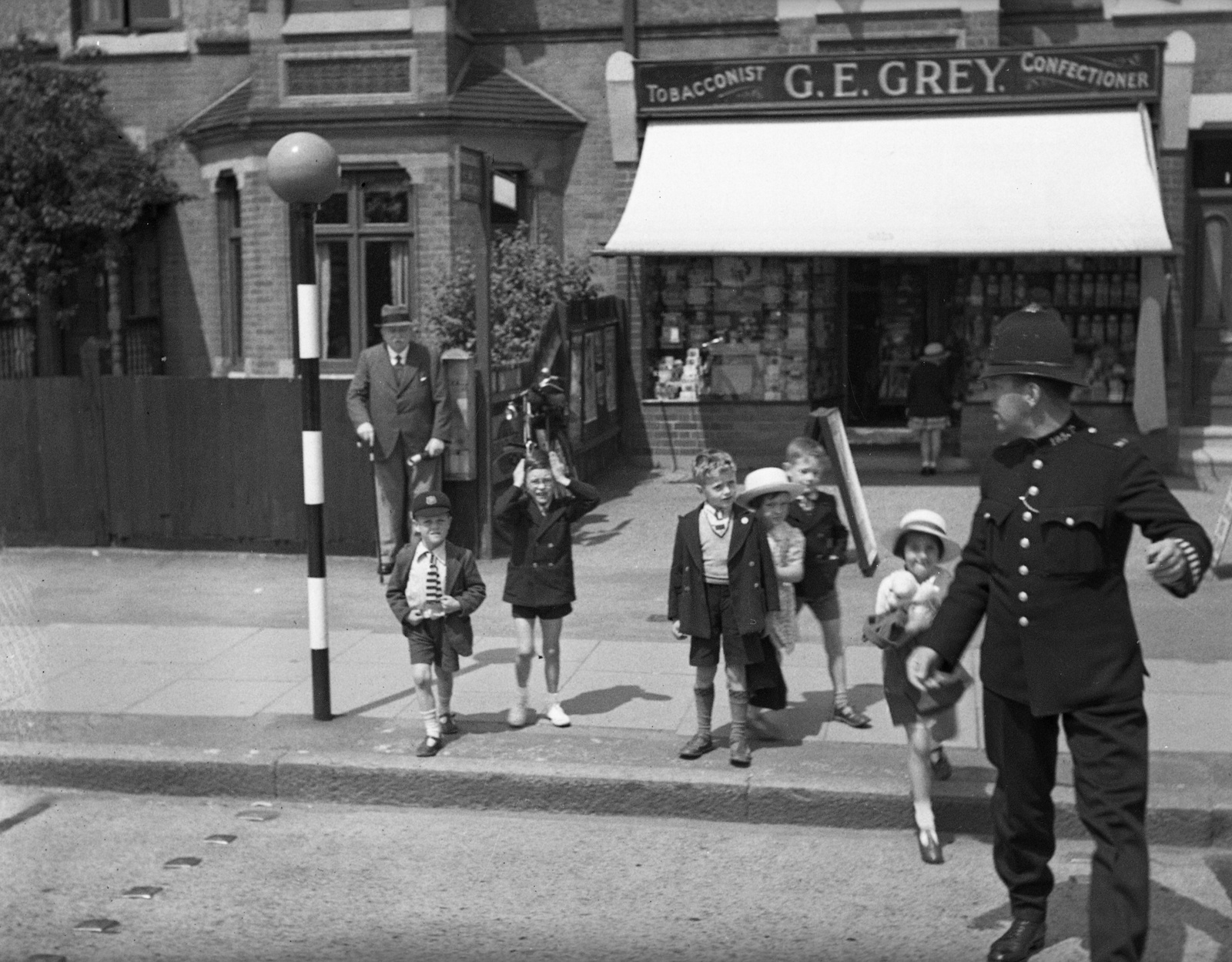 United Kingdom, London, Beckenham, Croydon Road 280 - 282., 1938, Nagy Gyula, cop, awning, crosswalk, Fortepan #54188