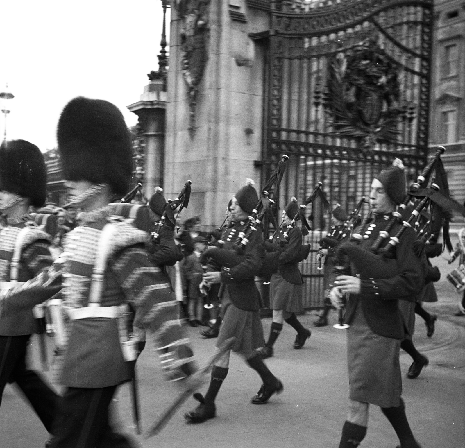 United Kingdom, London, ünnepi felvonulás a Buckingham Palota előtt., 1938, Nagy Gyula, band, palace, guard, bagpipes, Edward Blore-design, Aston Webb-design, Fortepan #54195